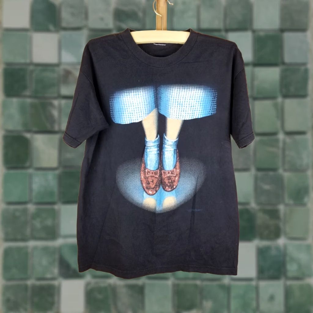 Vintage VINTAGE 95' WIZARD OF OZ RUBY SLIPPERS MOVIE PROMO BLACK COTTON T-SHIRT SZ XL Size US XL / EU 56 / 4 - 1 Thumbnail