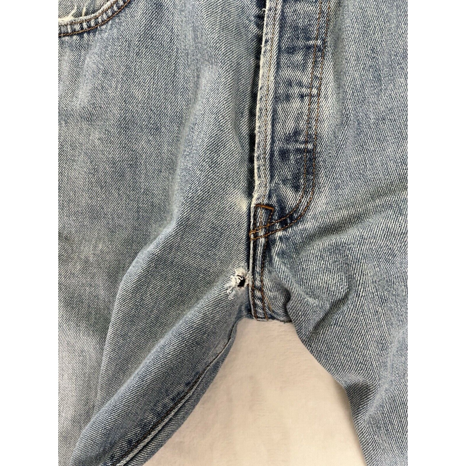 Levi's Vintage Levi’s 501 Blue Denim Jeans Size 33x34 Medium Wash Size US 33 - 3 Thumbnail