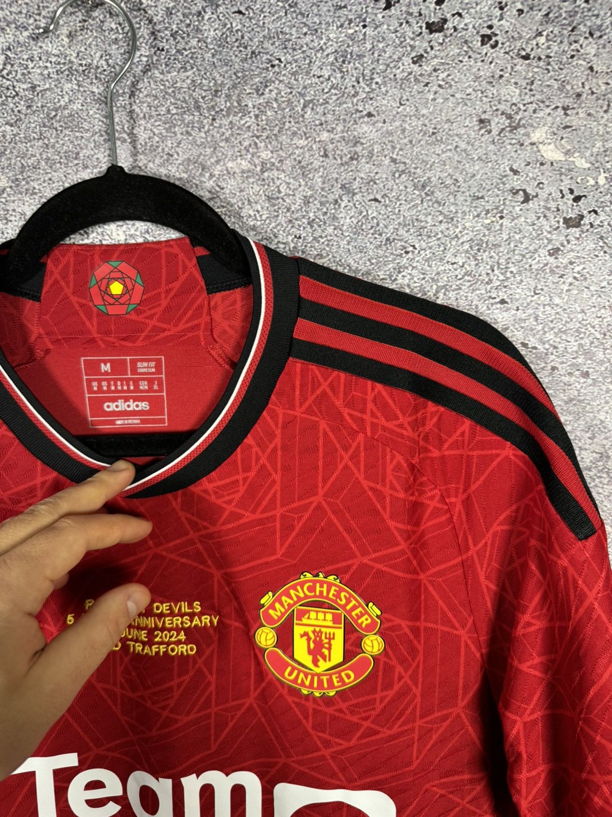 Adidas Manchester United 2023/24 Adidas Jersey Rainbow Devils M sz Size US M / EU 48-50 / 2 - 7 Thumbnail