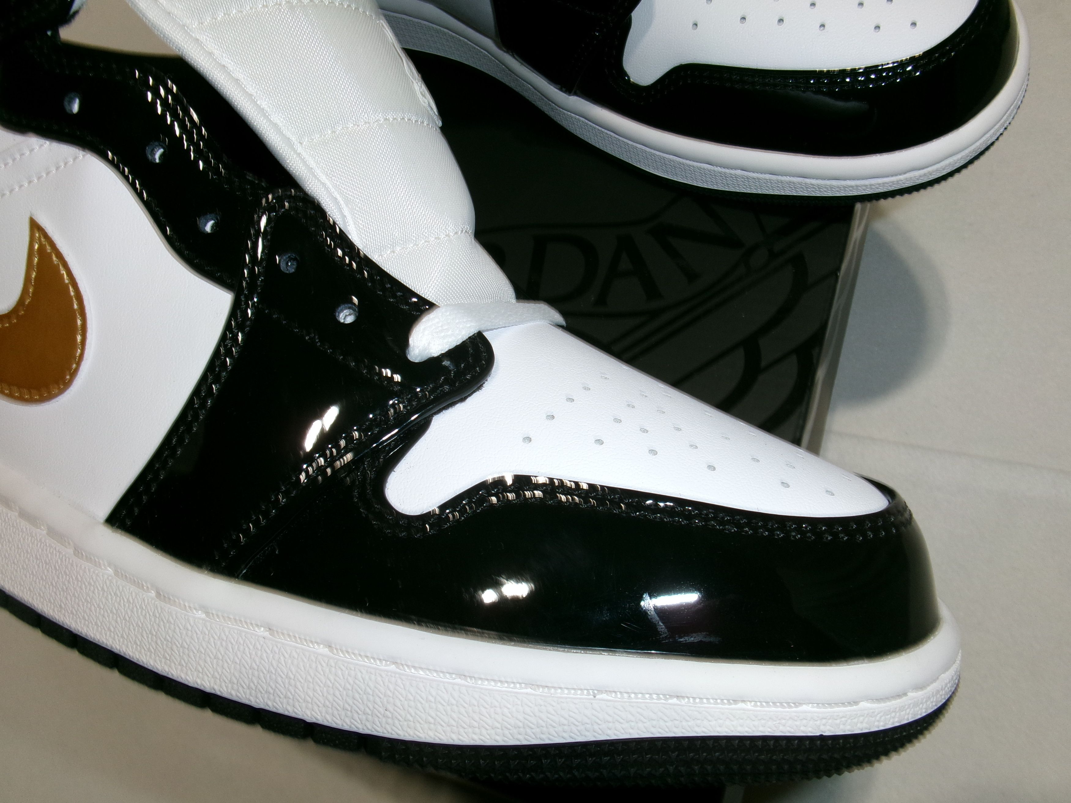 Jordan Brand Jordan 1 Mid Patent 'Black Gold' Size US 11 / EU 44 - 3 Thumbnail