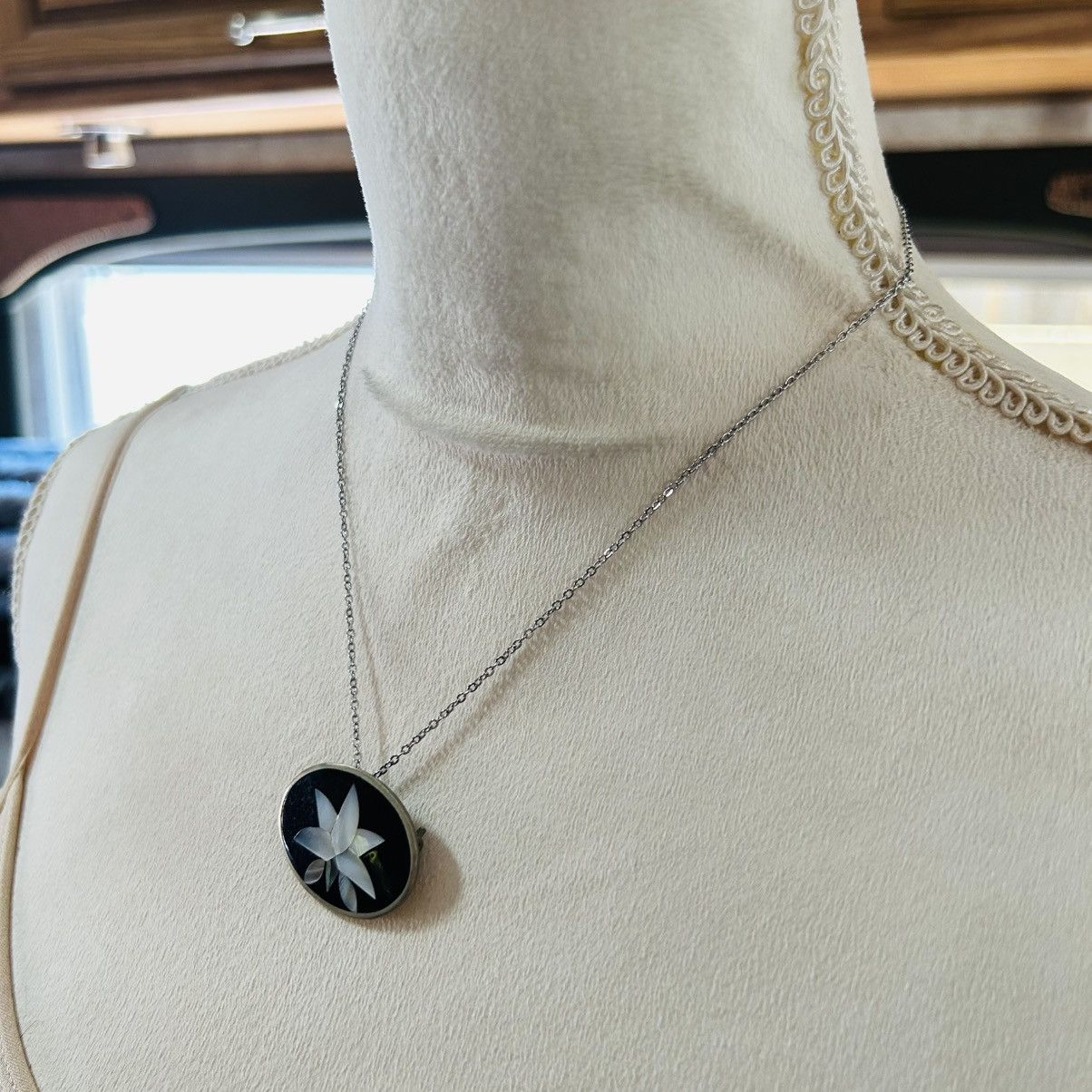 Vintage Vintage 70s Alpaca Mexico shell inlay orchid brooch necklace Size ONE SIZE - 3 Thumbnail