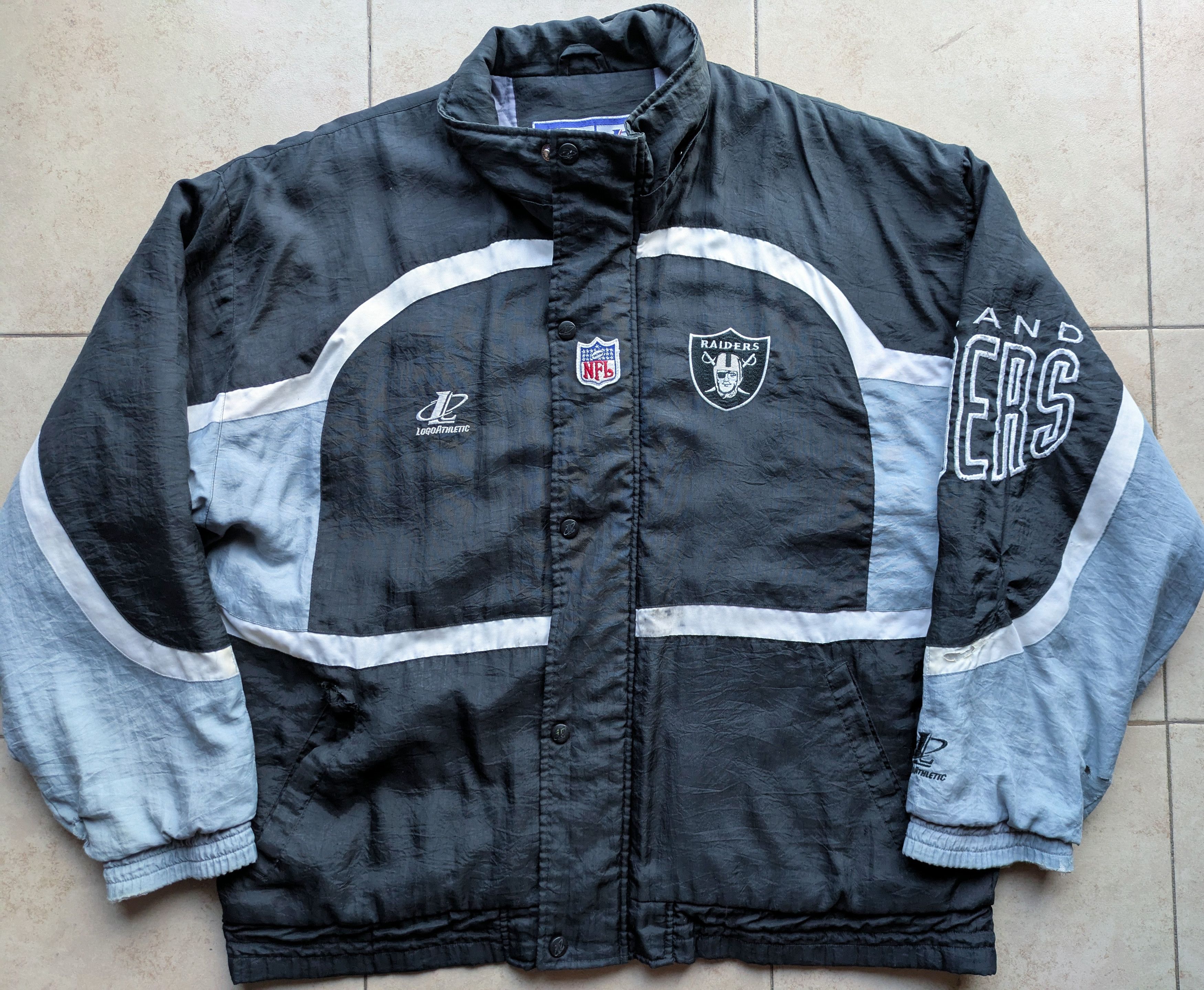 NFL Oakland Raiders 90s HELMET puffer M L blk silver NFL Pro vtg Size US M / EU 48-50 / 2 - 2 Thumbnail