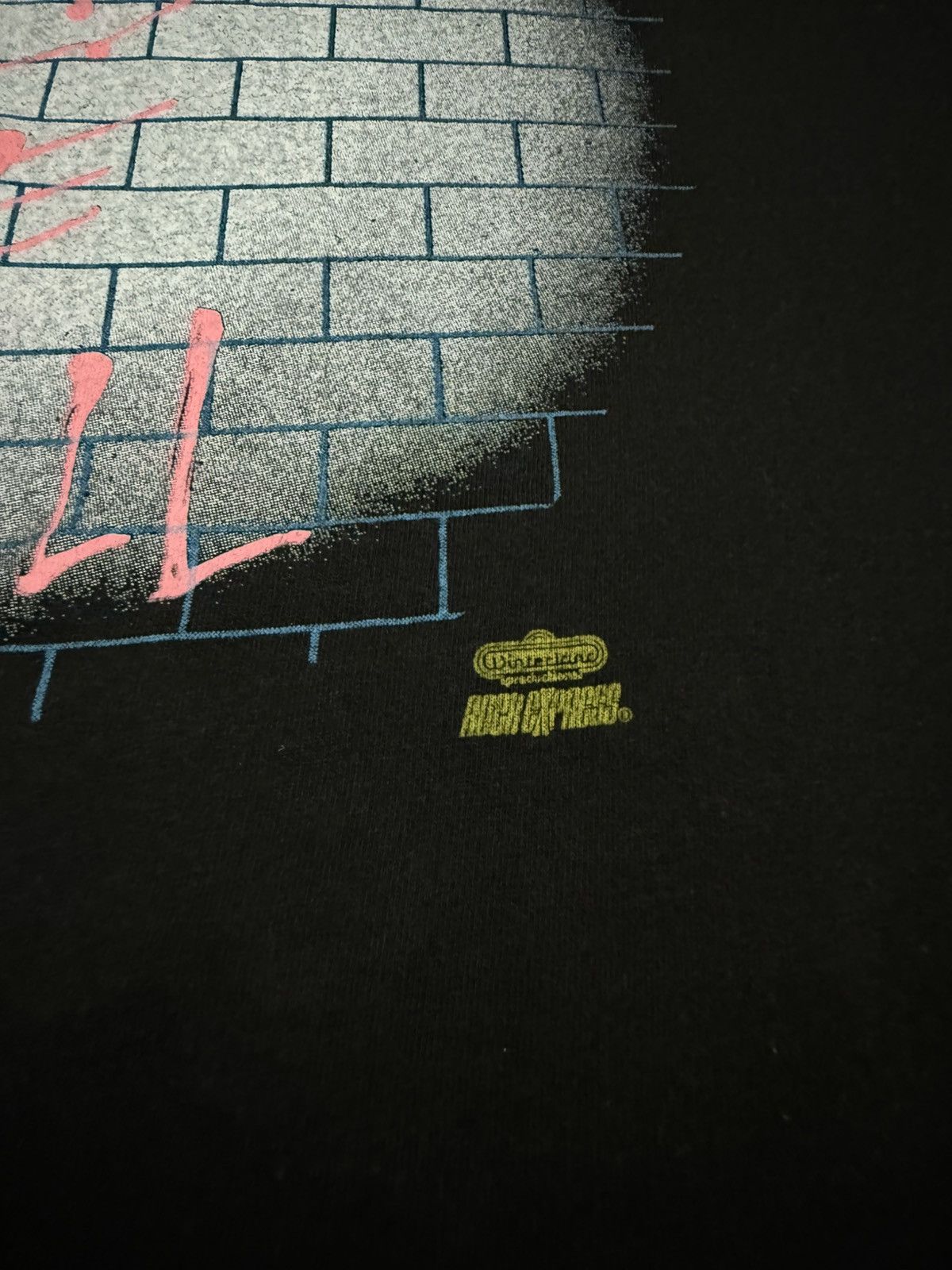 Band Tees Vintage pink floyd the wall 1982 gerard scarfe tshirt Size US XL / EU 56 / 4 - 19 Thumbnail