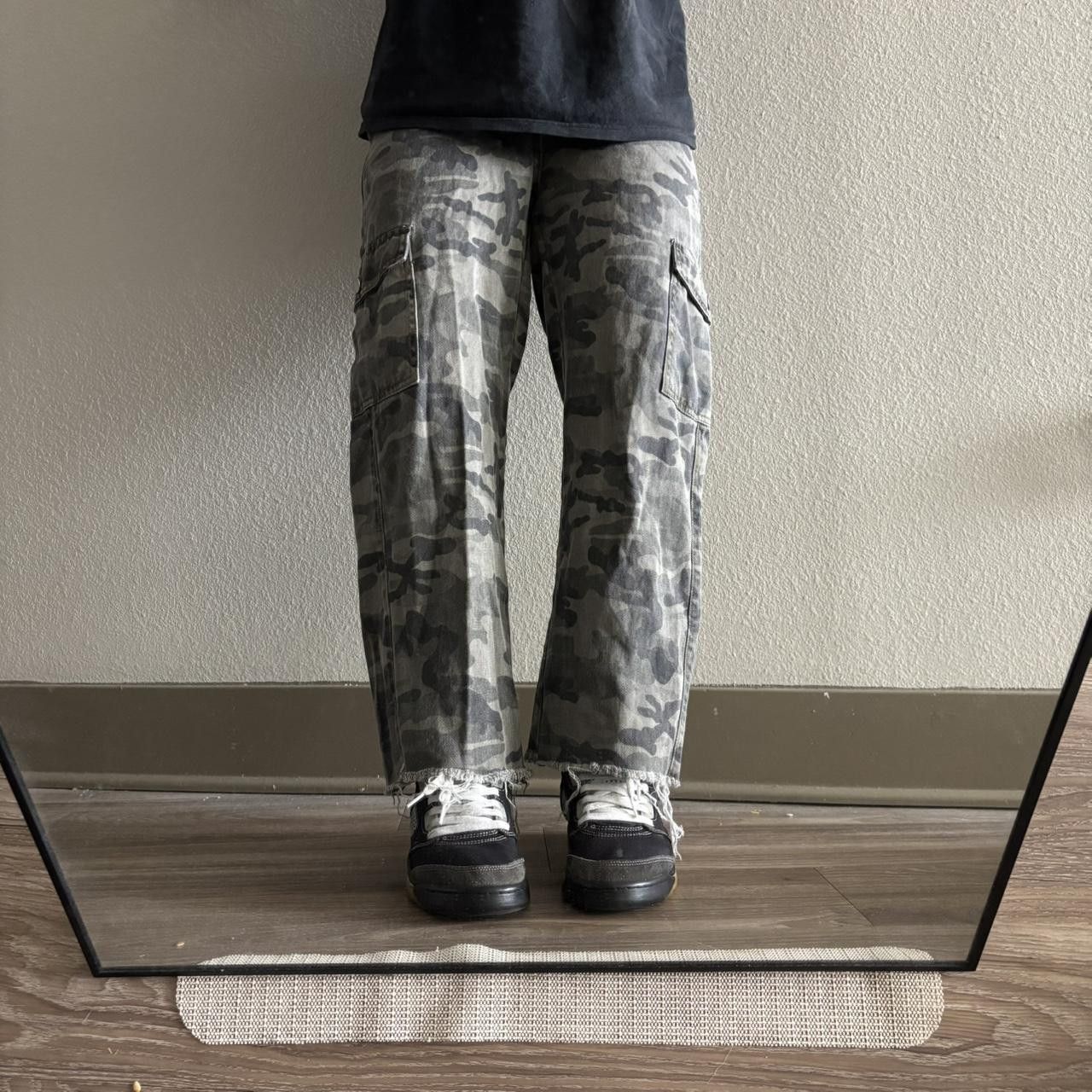 Japanese Brand Crazy Vintage Y2K/2000s Camo Skater Cargo Pants! 26x25 Size US 26 / EU 42 - 1 Thumbnail