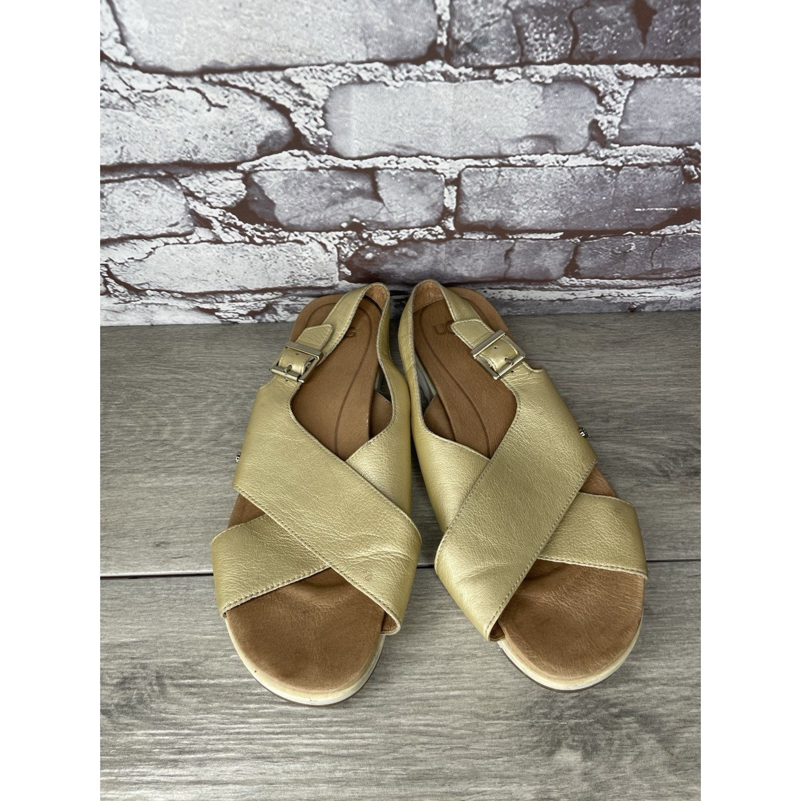 Ugg UGG Gold Leather Kamile Cross Strap Comfort Sandals Women Sz Size US 10 / IT 40 - 2 Thumbnail