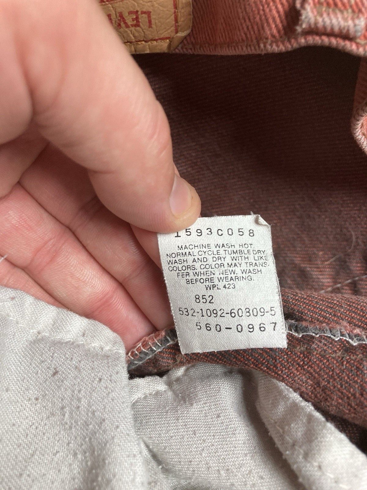Vintage 90s Levis 560 jeans faded salmon paint baggy tapered 34x34 Size US 34 / EU 50 - 7 Thumbnail