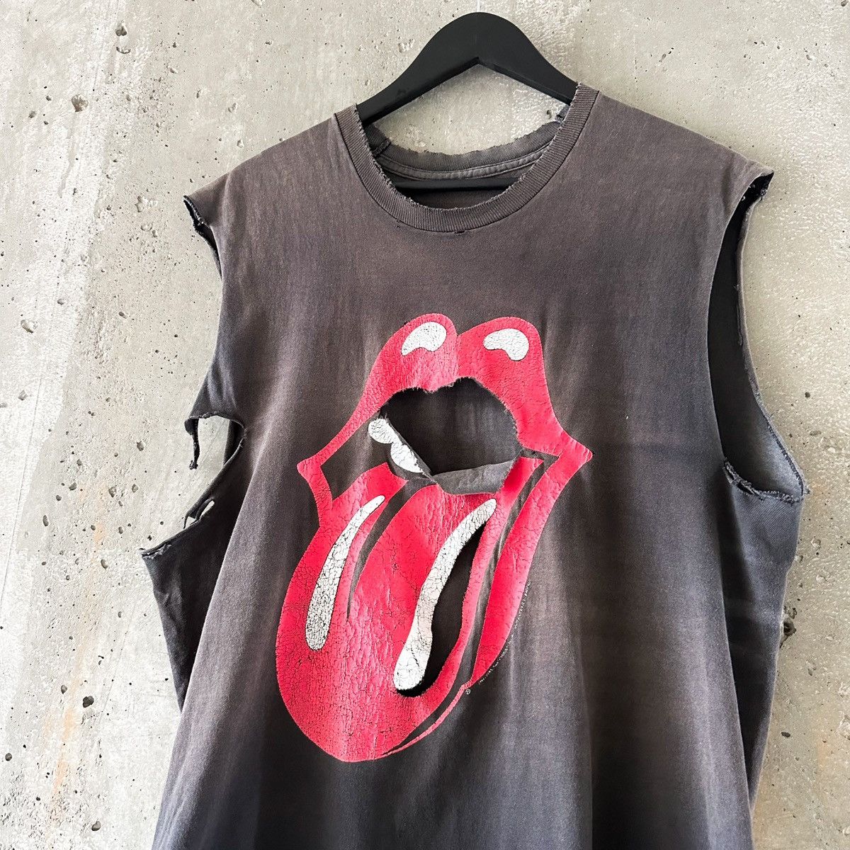 Band Tees 90’s THRASHED Sun Faded Tongue World Tour Sleeveless Shirt Size US XL / EU 56 / 4 - 1 Thumbnail