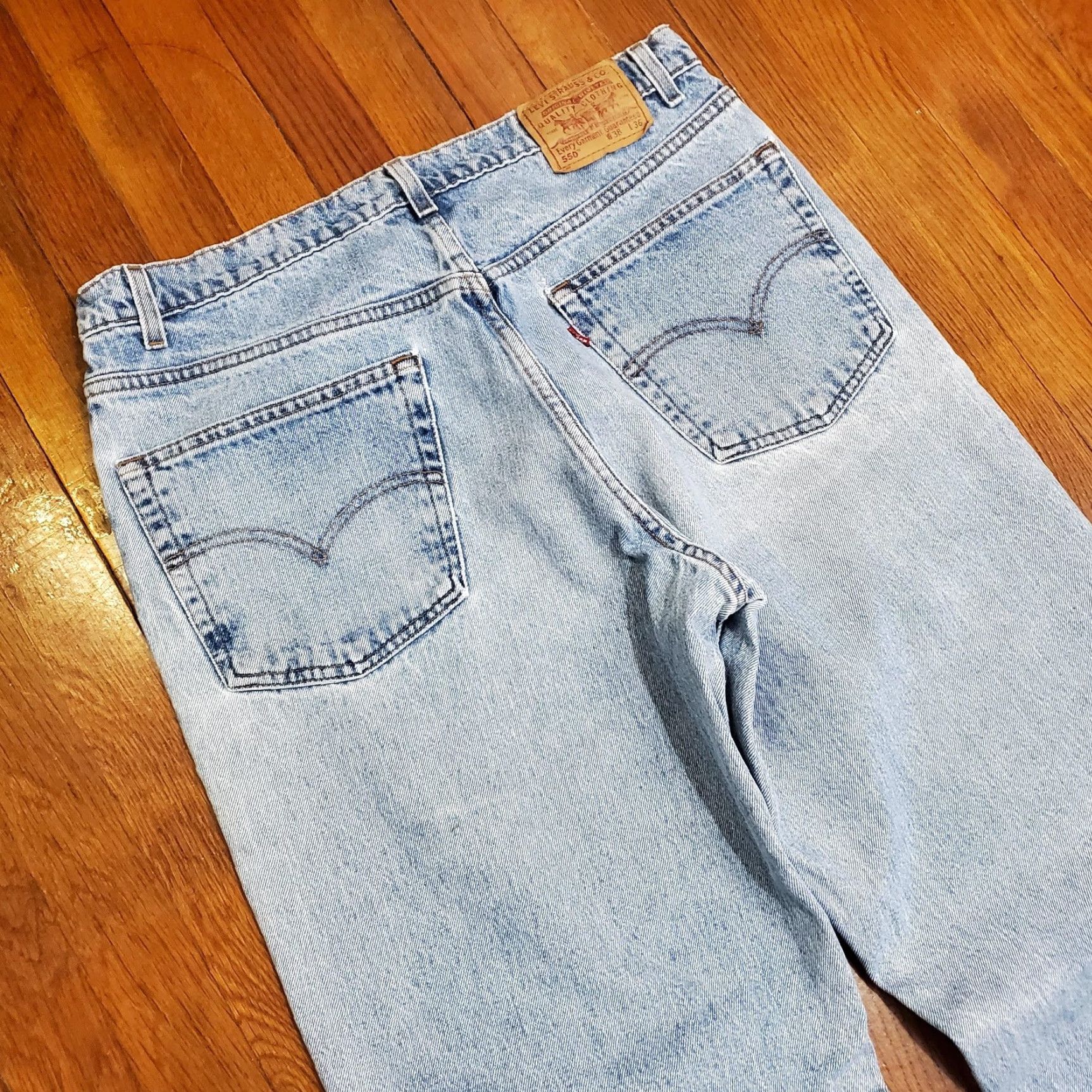 Levi's VINTAGE Levi's 550 Jeans Mens 37x36 Light Wash Relaxed Tapered Denim 90s Size US 38 / EU 54 - 3 Thumbnail