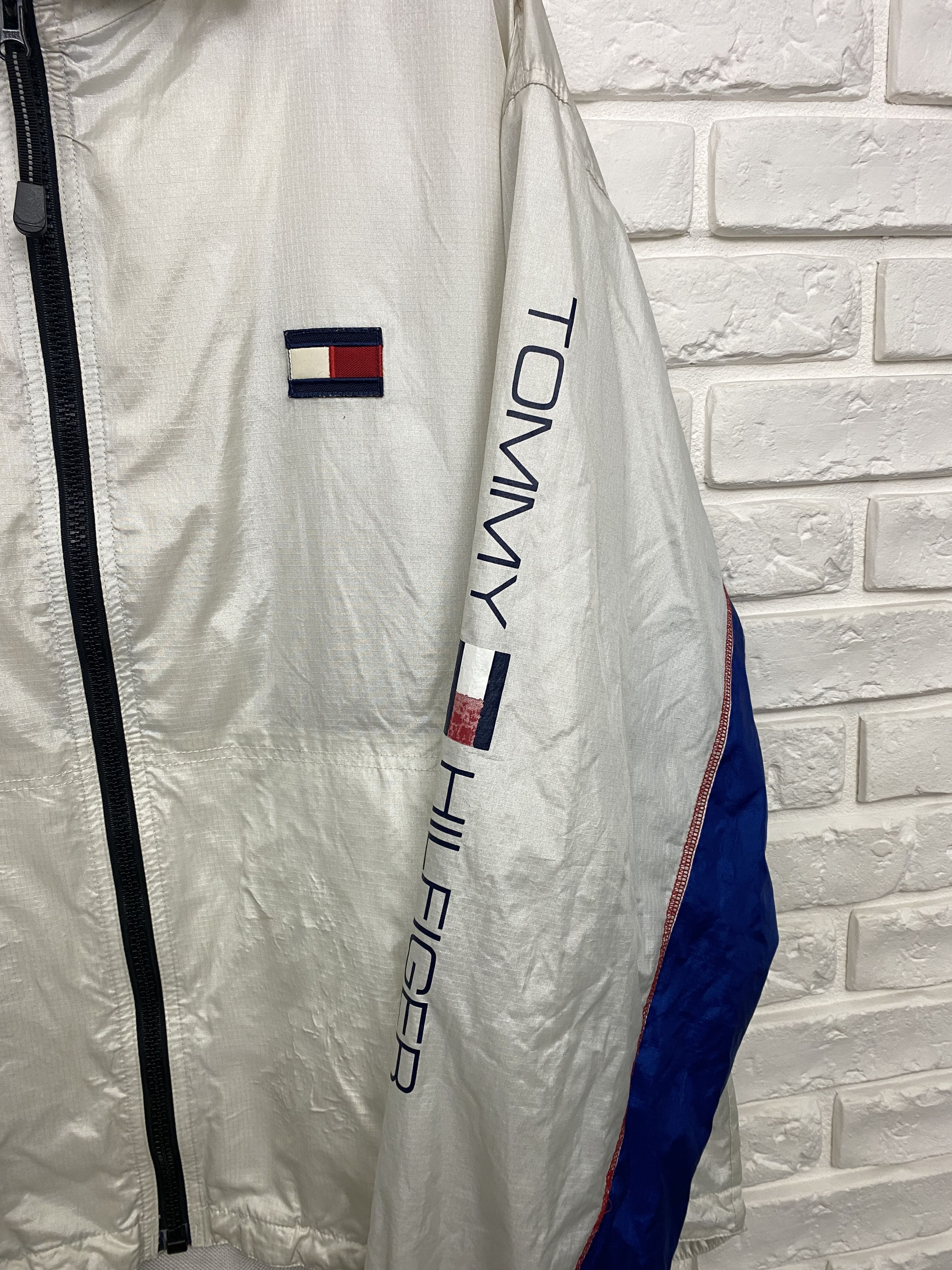 Tommy Hilfiger Tommy Hilfiger Nylon Jacket Hooded Windrunner Logo Size XL Size US XL / EU 56 / 4 - 3 Thumbnail