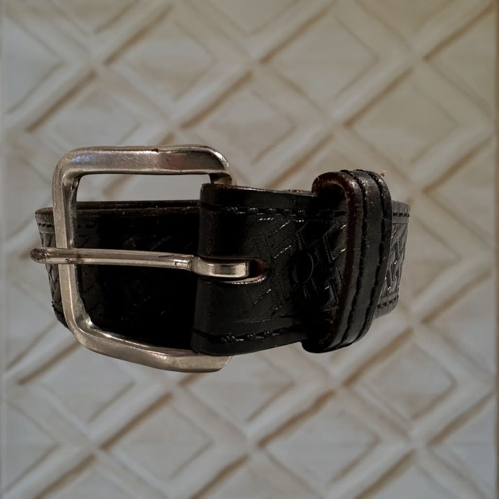 Vintage Unbranded Belt Men Black Basket Weave Pattern Leather 1.5 Wide Silver Buckle 43” Good Shape Dress Mens Size ONE SIZE - 1 Thumbnail