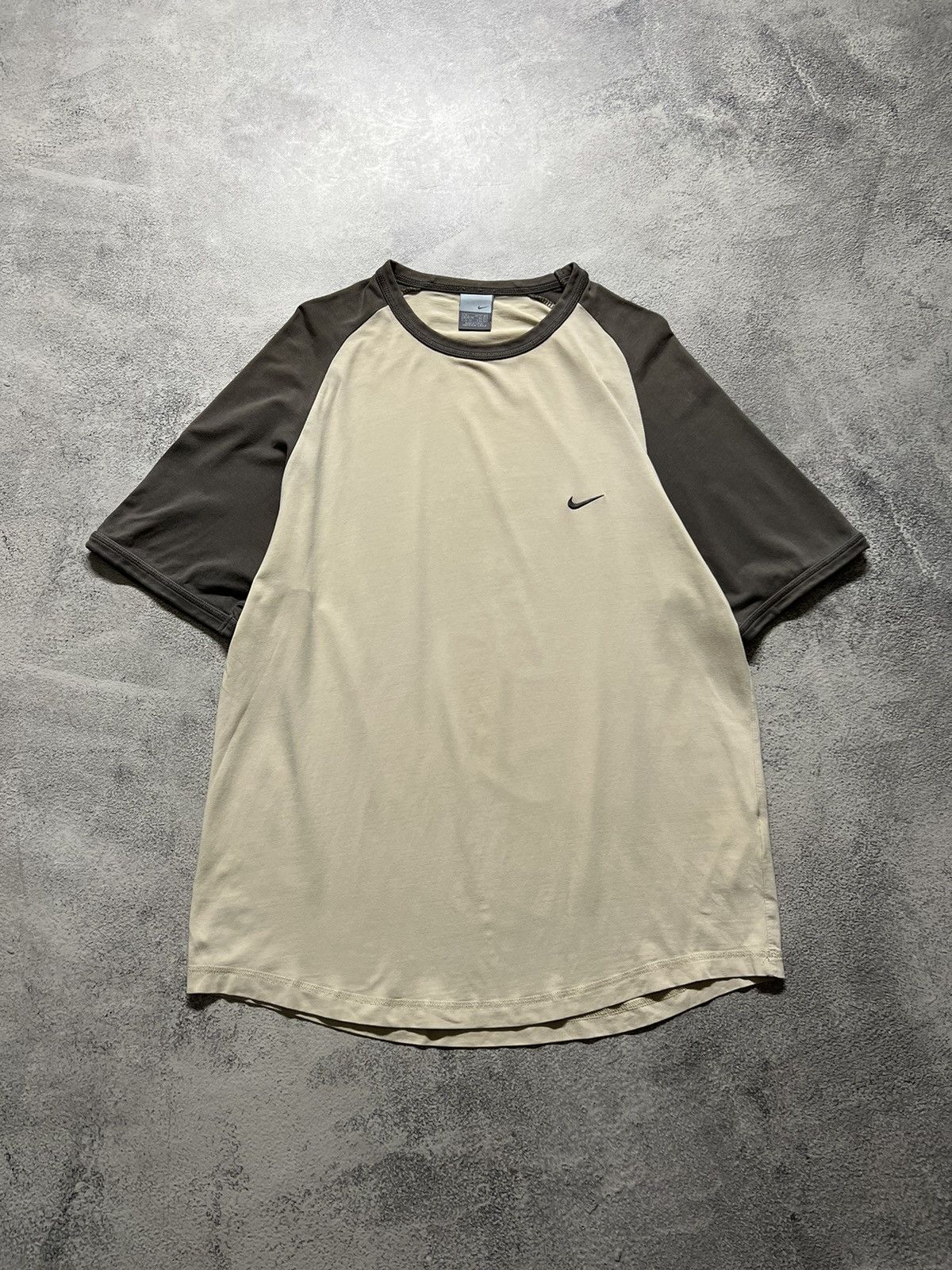 Vintage Vintage Y2k Nike 💛 Faded Mini Swoosh T-Shirt 00’s Size US L / EU 52-54 / 3 - 1 Thumbnail