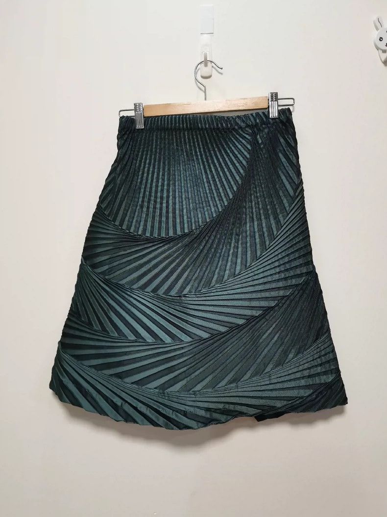 Issey Miyake Issey Miyake size:2 A dark green mainline skirt Size 24" / US 00 / IT 34 - 2 Thumbnail