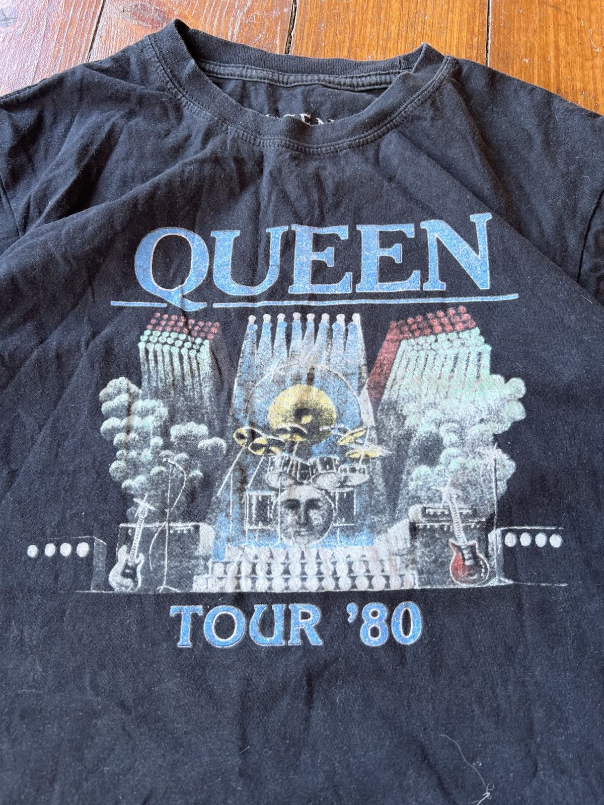 Band Tees 2016/2017 VINTAGE THE QUEEN 80’S TOUR BAND LOGO GRAPHIC TEE Size US S / EU 44-46 / 1 - 3 Thumbnail