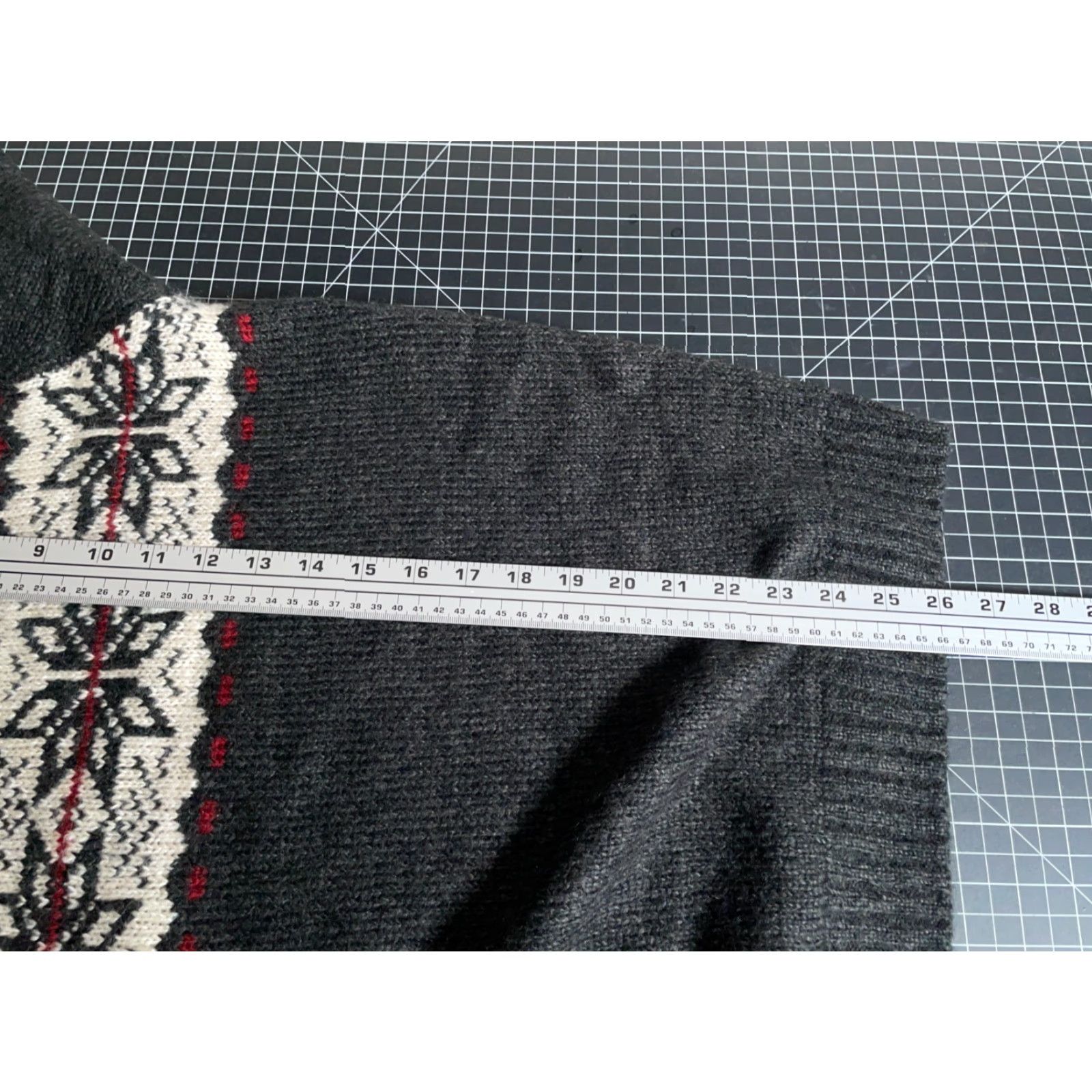 Vintage VINTAGE Tricots St Raphael Fair Isle Sweater Men's Large Charcoal Gray Snowflake Knit Size US L / EU 52-54 / 3 - 7 Thumbnail
