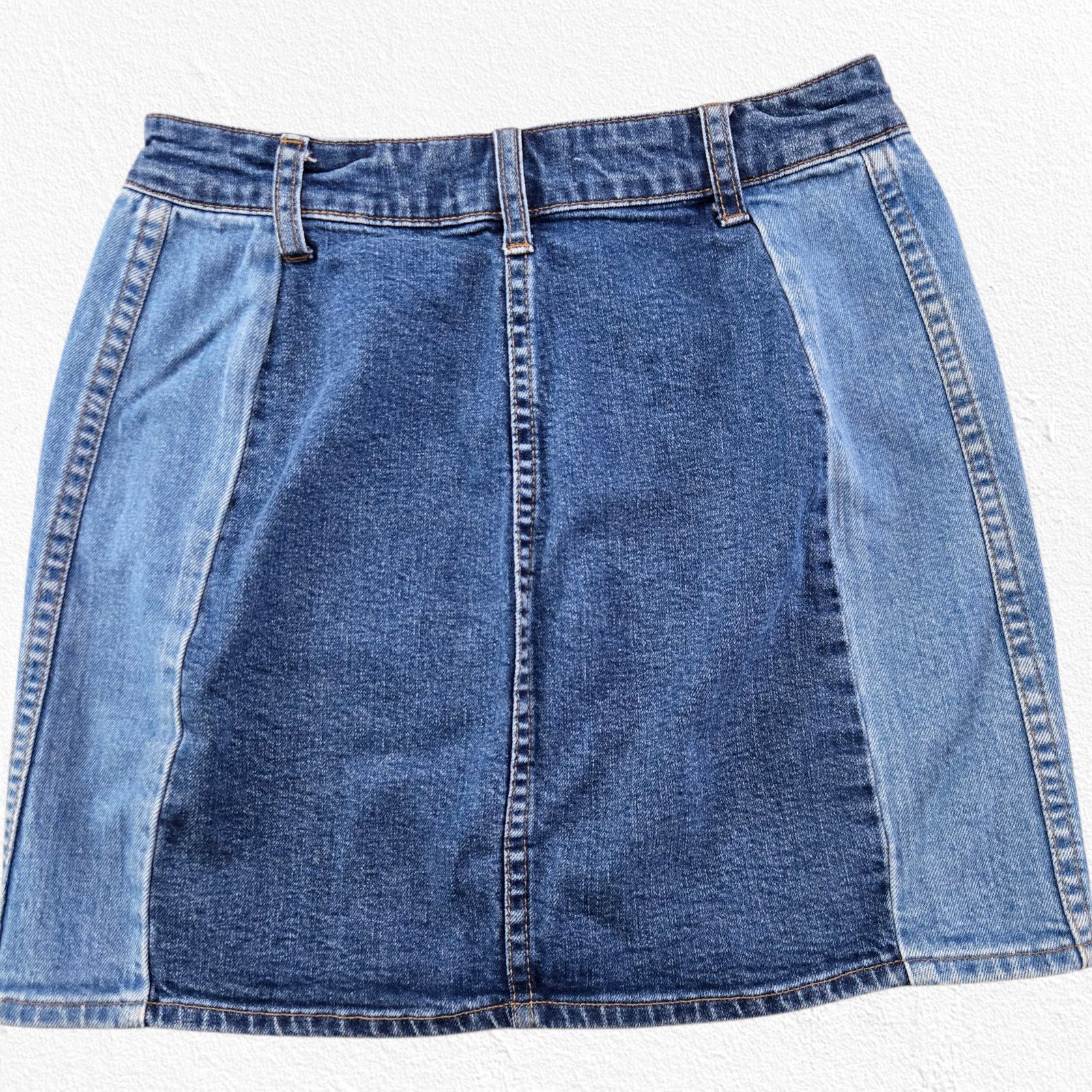 Madewell Madewell Two Tone Button Front Denim Mini Skirt Size 26 Size 26" / US 2 / IT 38 - 10 Thumbnail