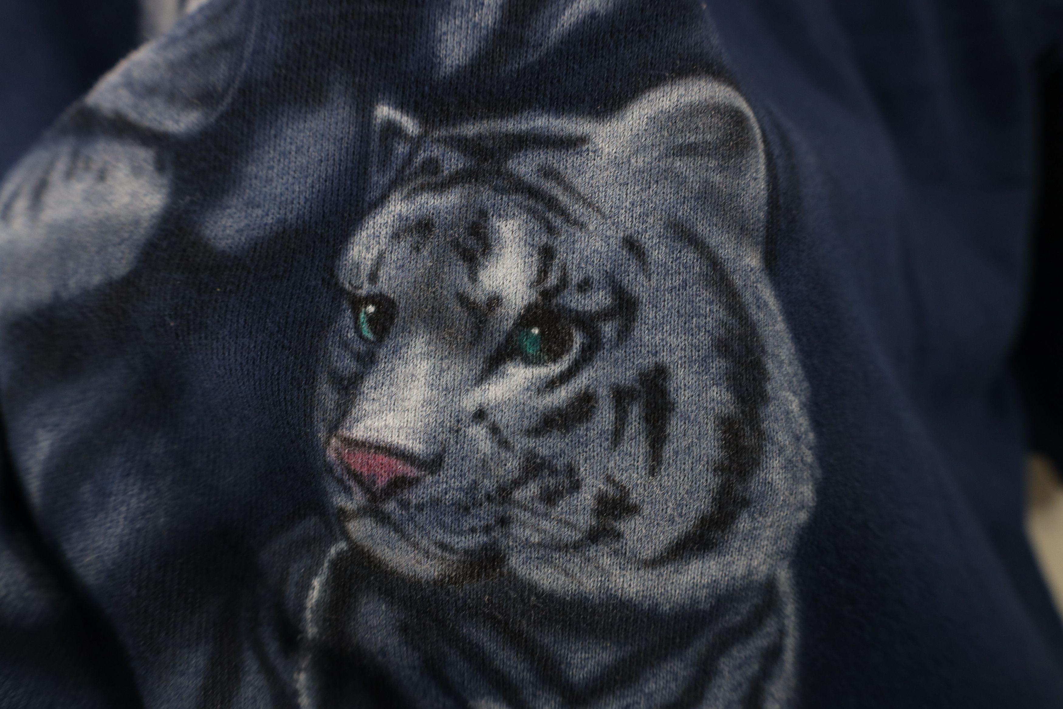 Vintage Vintage 90s Streetwear White Tiger Big Cat Sweatshirt Blue Size US XXL / EU 58 / 5 - 6 Thumbnail