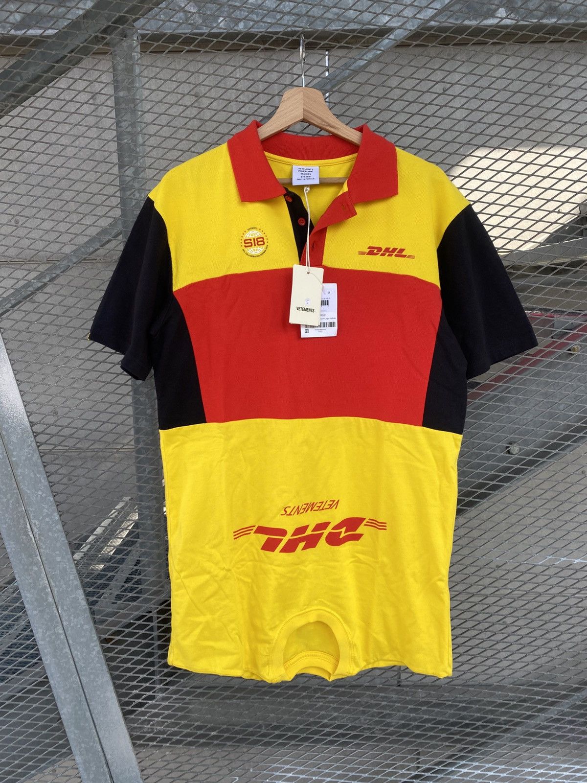 Vetements Vetements x DHL Upside Down Polo T-Shirt New Size US S / EU 44-46 / 1 - 1 Thumbnail
