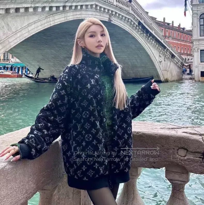 Louis Vuitton Louis Vuitton Long sleeve teddy jacket with black logo, fu Size US S / EU 44-46 / 1 - 8 Thumbnail