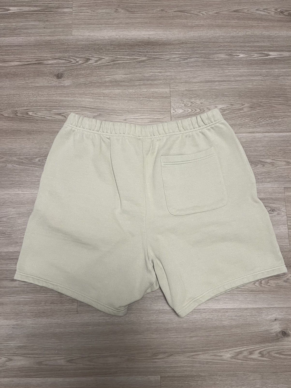 Essentials × Fear of God Fear of God Essentials Fleece Shorts Olive/Khaki Size L Size US 36 / EU 52 - 2 Thumbnail