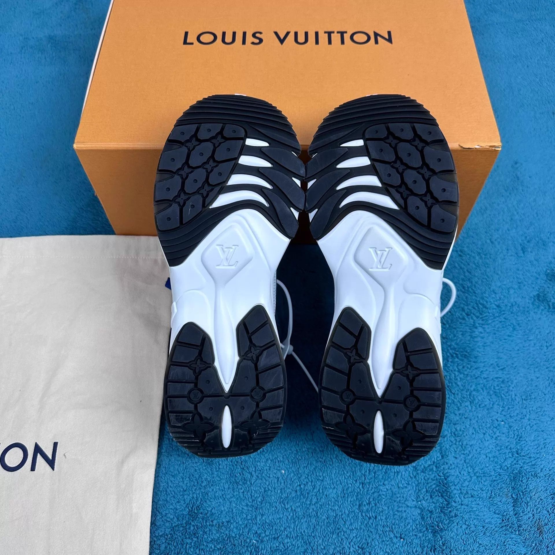 Louis Vuitton LV Run55 Denim Low-Top Shoe White/Blue EU38 Size US 7.5 / IT 37.5 - 5 Thumbnail