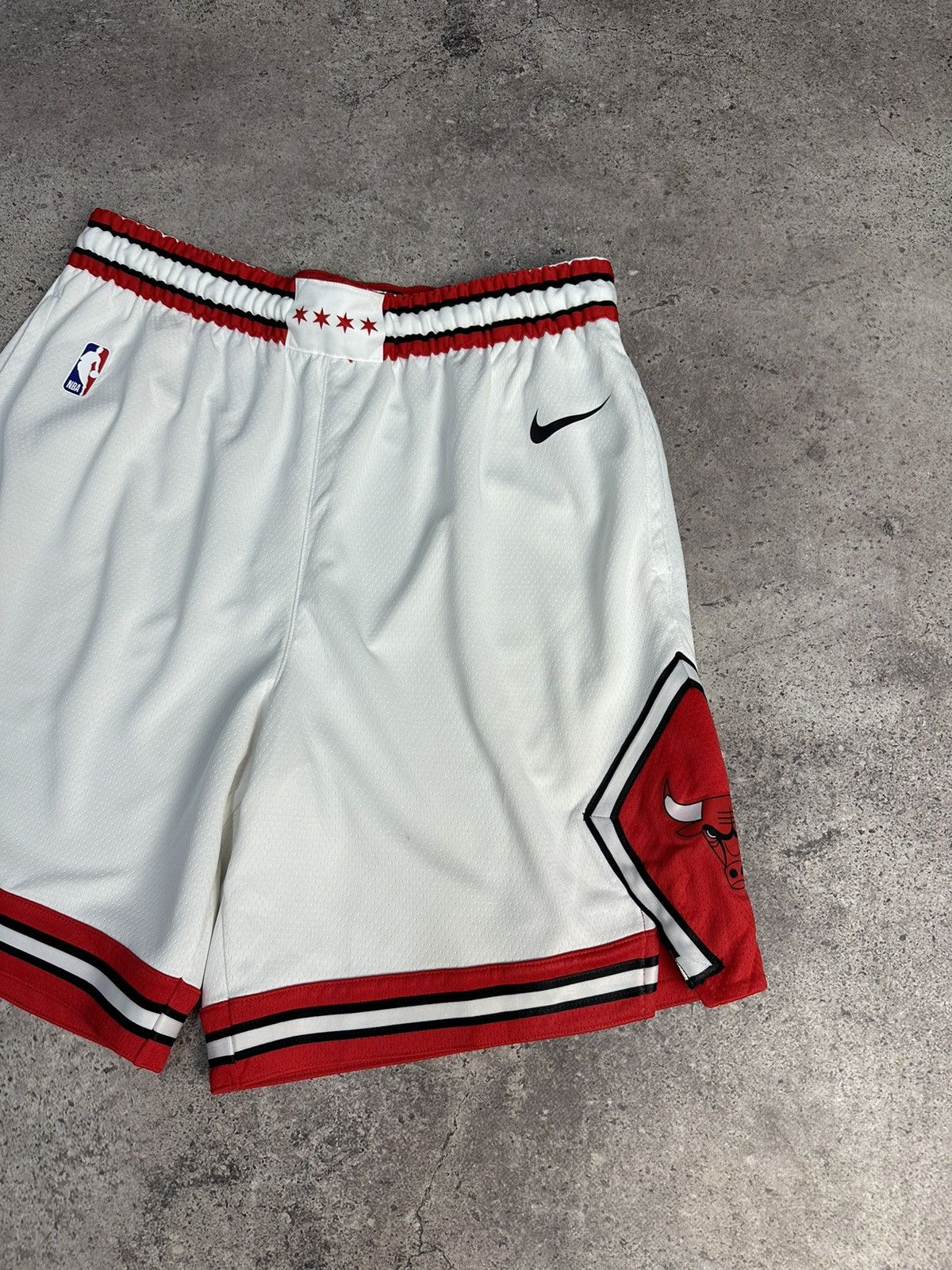 NBA × Vintage Vintage Nike Chicago Bulls NBA Shorts Association Edition Size US 34 / EU 50 - 3 Thumbnail