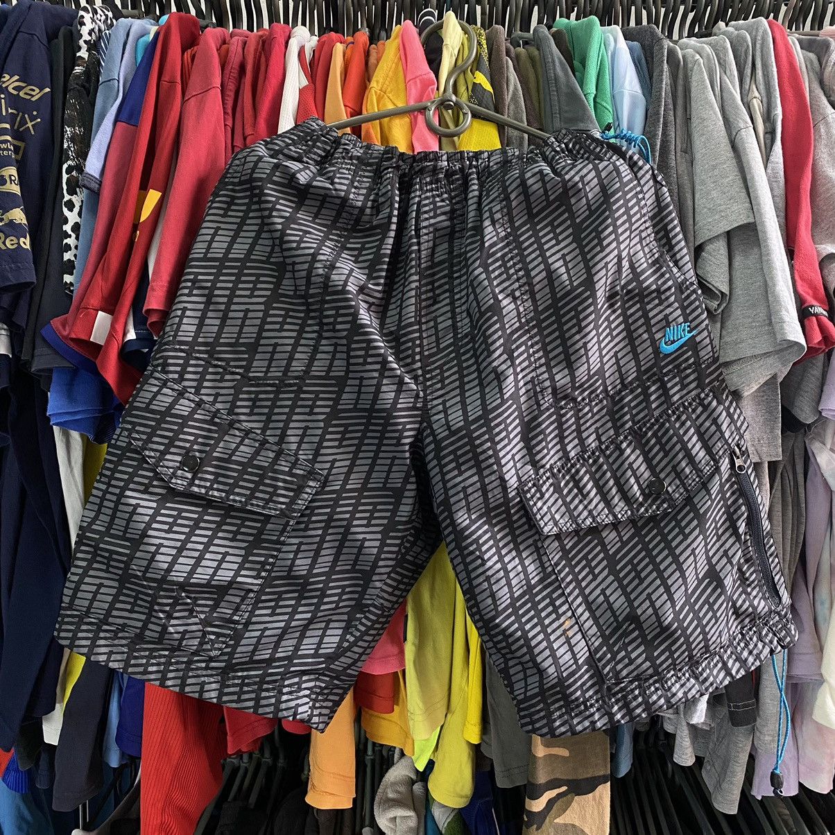 Vintage Vintage Nike Cargo Tightening Streetwear 90’s shorts Size US 32 / EU 48 - 1 Thumbnail