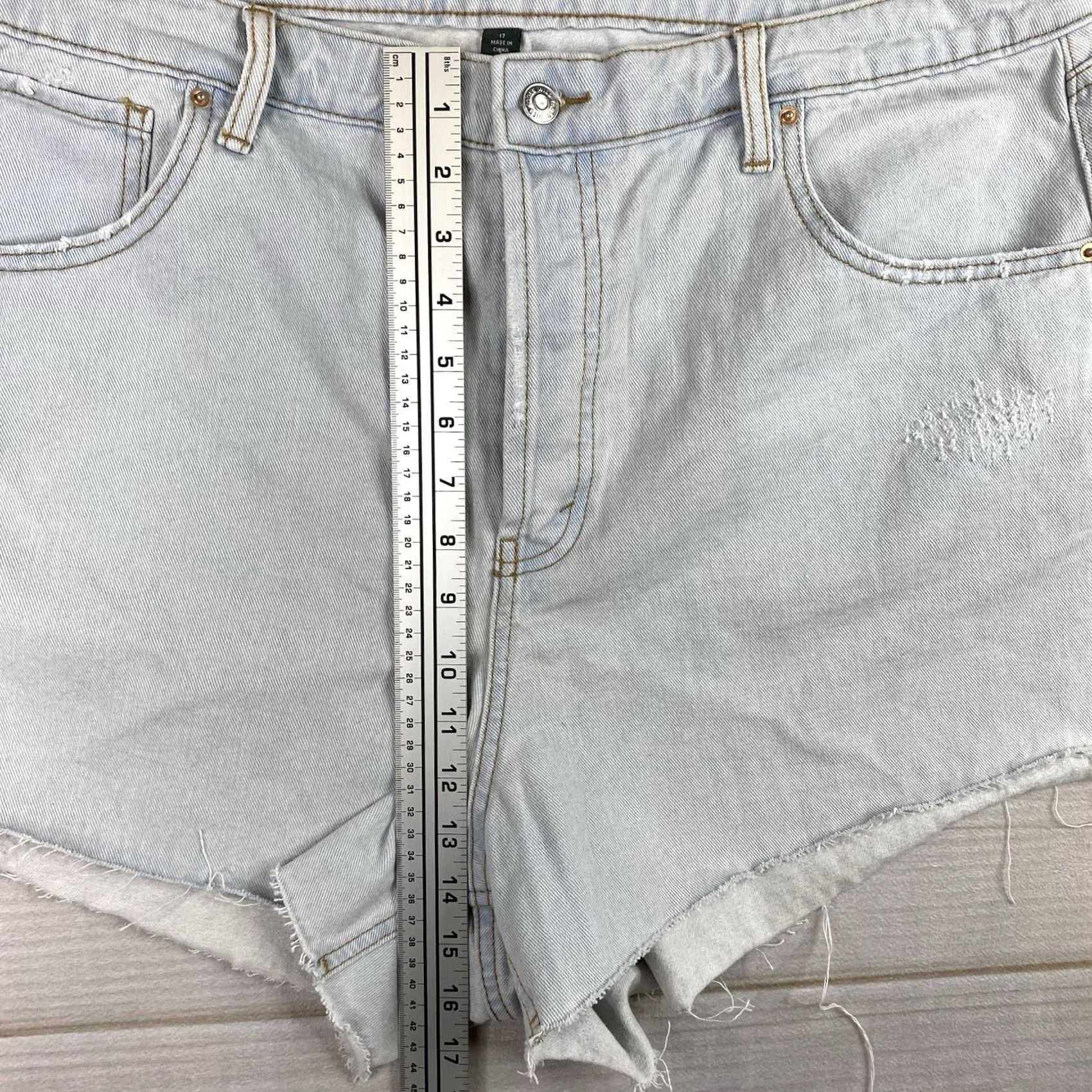 Vintage Wild Fable Shorts Womens Juniors 17 High Rise Denim 3” Inseam Light Wash Blue Jeans Size 38" / US 16 / IT 52 - 7 Thumbnail