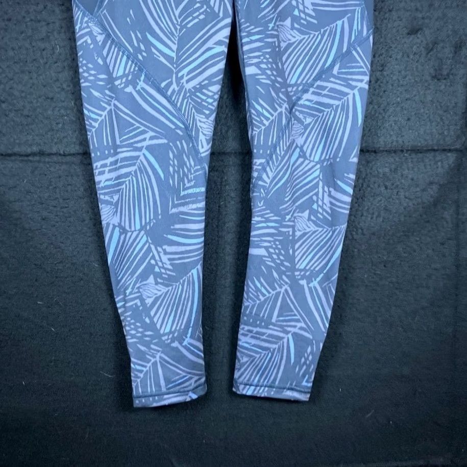 Patagonia Patagonia Womens Pants Navy Tropical Print Centered Crop Activewear Stretch XS Pants Size 26" / US 2 / IT 38 - 3 Thumbnail