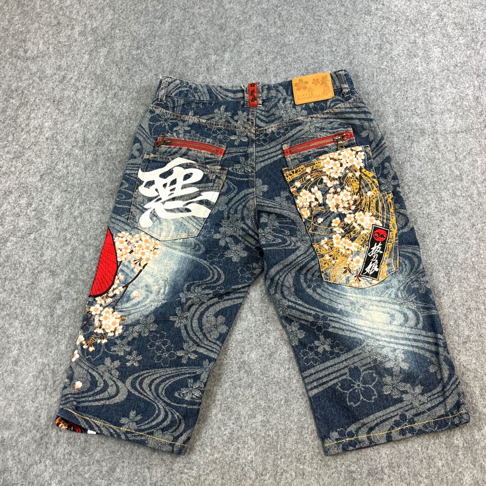 Vintage Devine Retribution Capri Jeans W30 UK 10 Blue Batou Musume Japanese Applique Jeans Capri Vintage Womens W30 10 Blue Size 30" / US 8 / IT 44 - 2 Thumbnail
