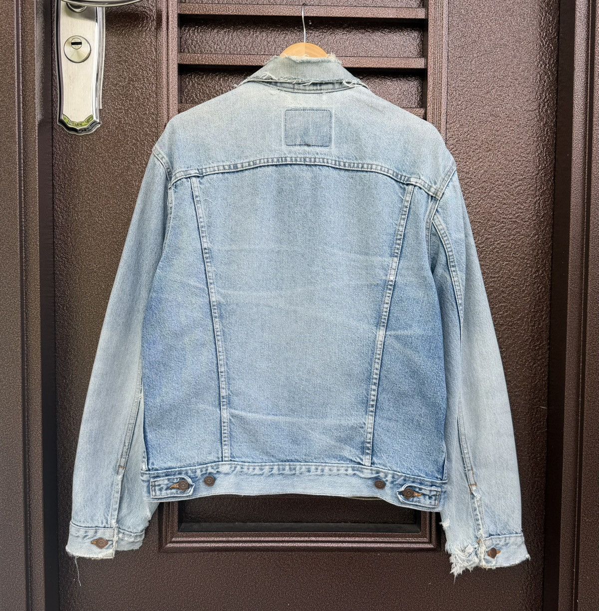 Levi's Vintage Levi’s Distressed Denim Light Wash Grunge Trucker Size US L / EU 52-54 / 3 - 2 Thumbnail