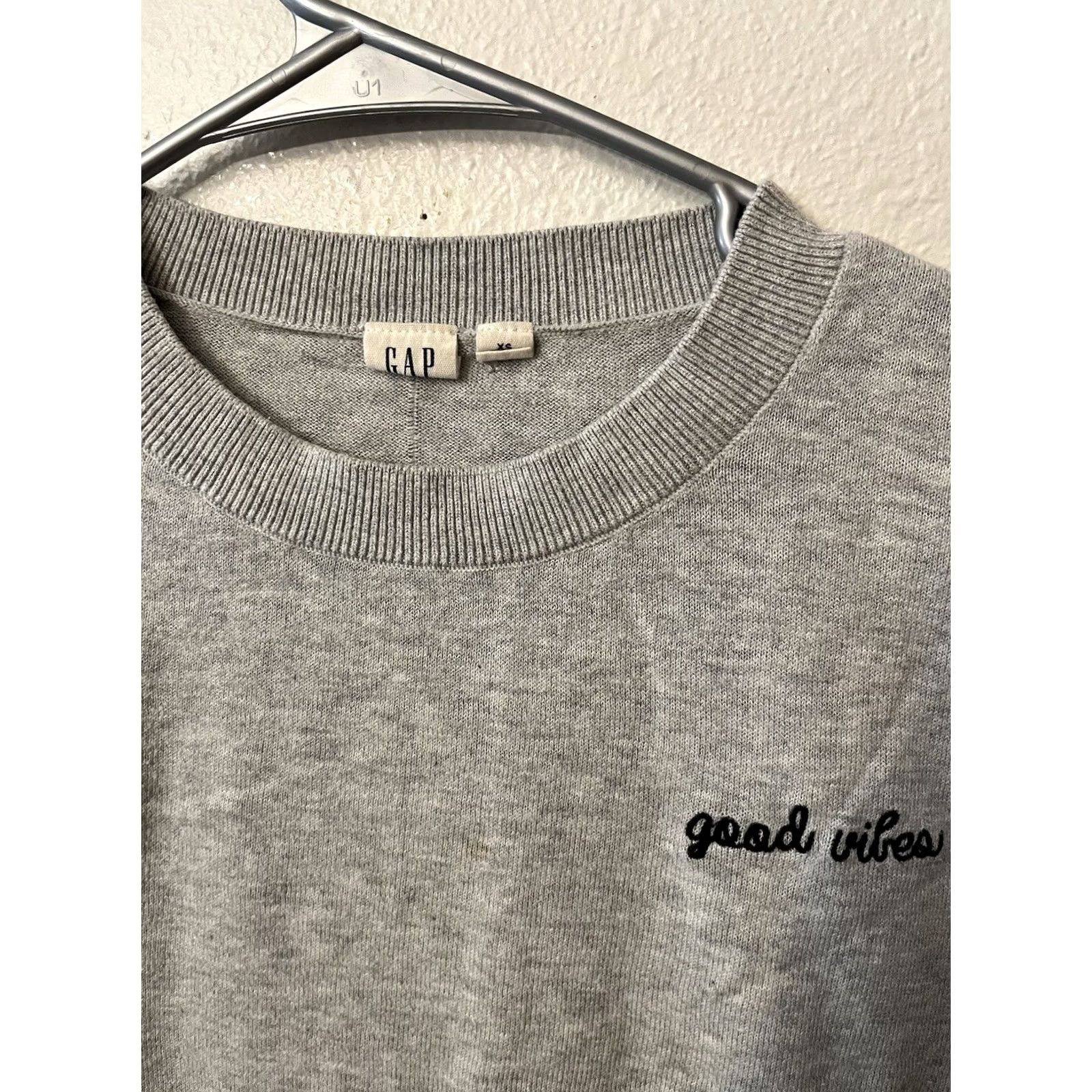 Gap Gap "Good Vibes" Sweater XS Grey Crewneck Women’s Size XS / US 0-2 / IT 36-38 - 2 Thumbnail