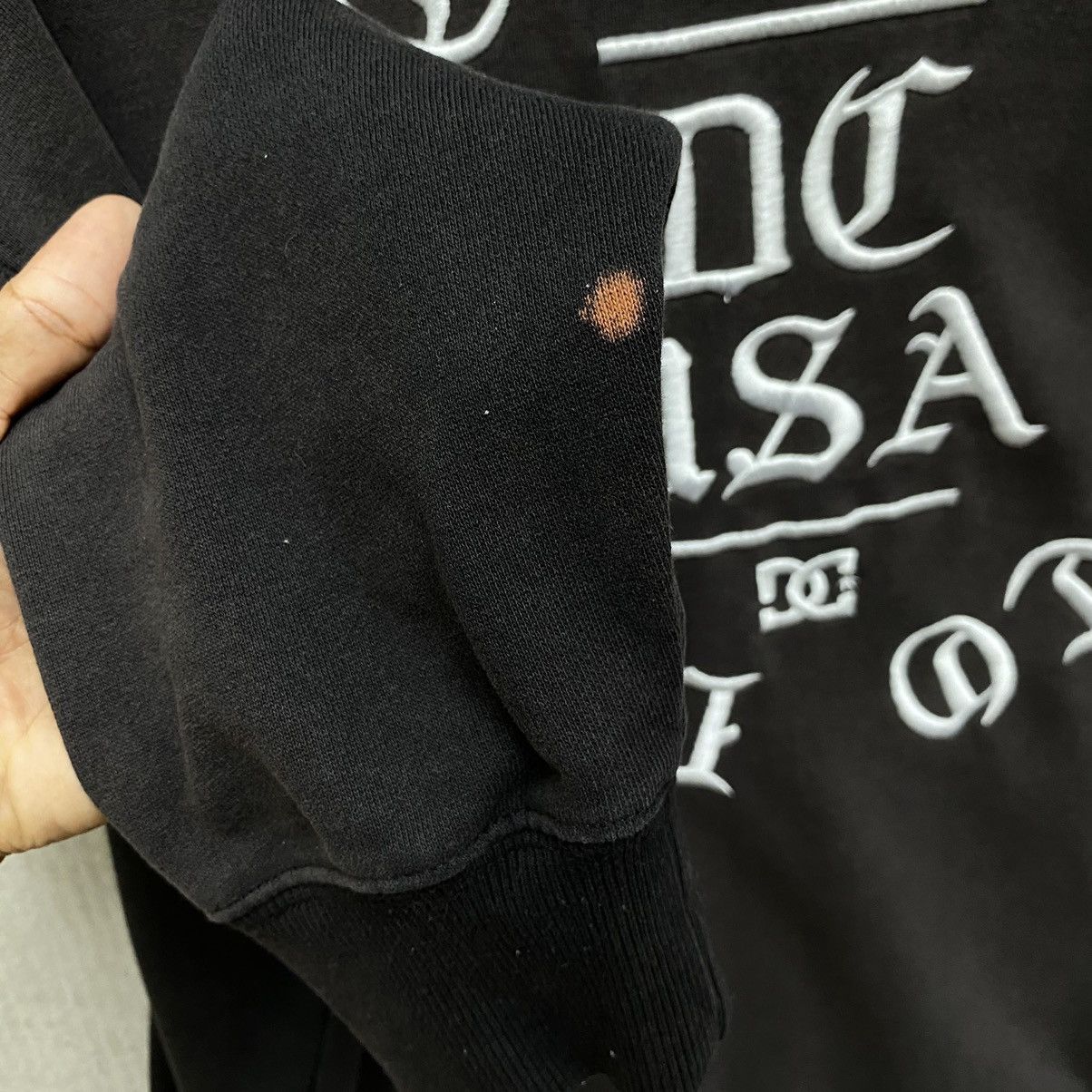 DC Vintage DC Shoes Co USA Hoodie Big Logo Embroidered Black Size US L / EU 52-54 / 3 - 12 Thumbnail