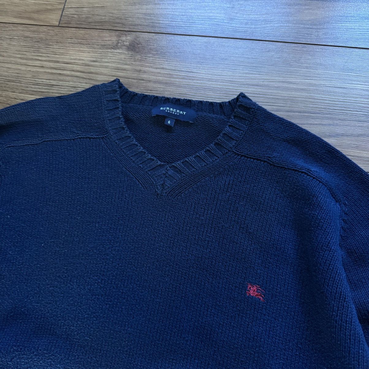 Burberry Burberry vneck small logo sweater Size US XL / EU 56 / 4 - 1 Thumbnail