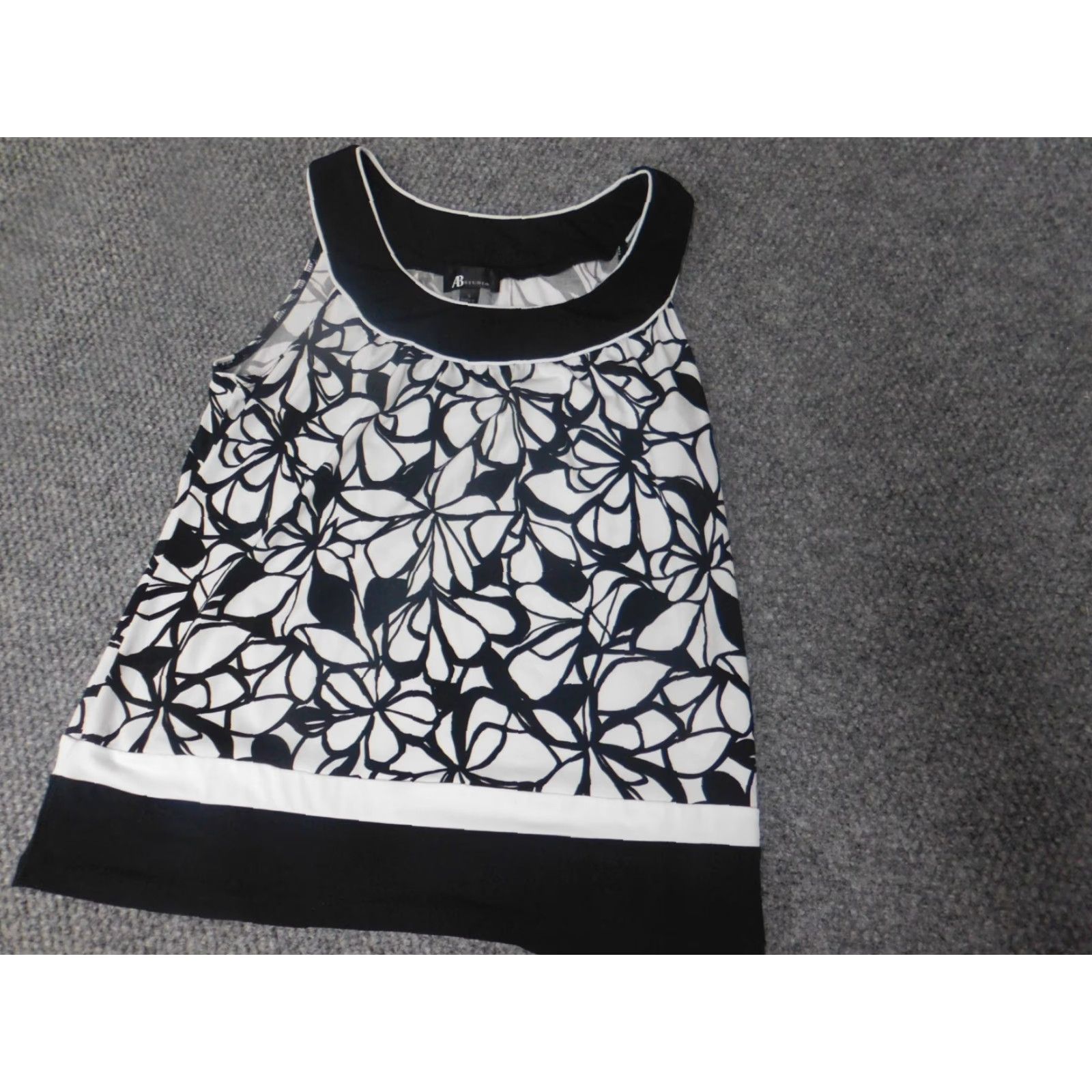 Vintage AB Studio Blouse Sleeveless Black Floral Knit Polyester Round Neck Pullover Regular Womens S Small Casual Eyelet Pleated Modern 2020s Style Girls? Size S / US 4 / IT 40 - 4 Thumbnail