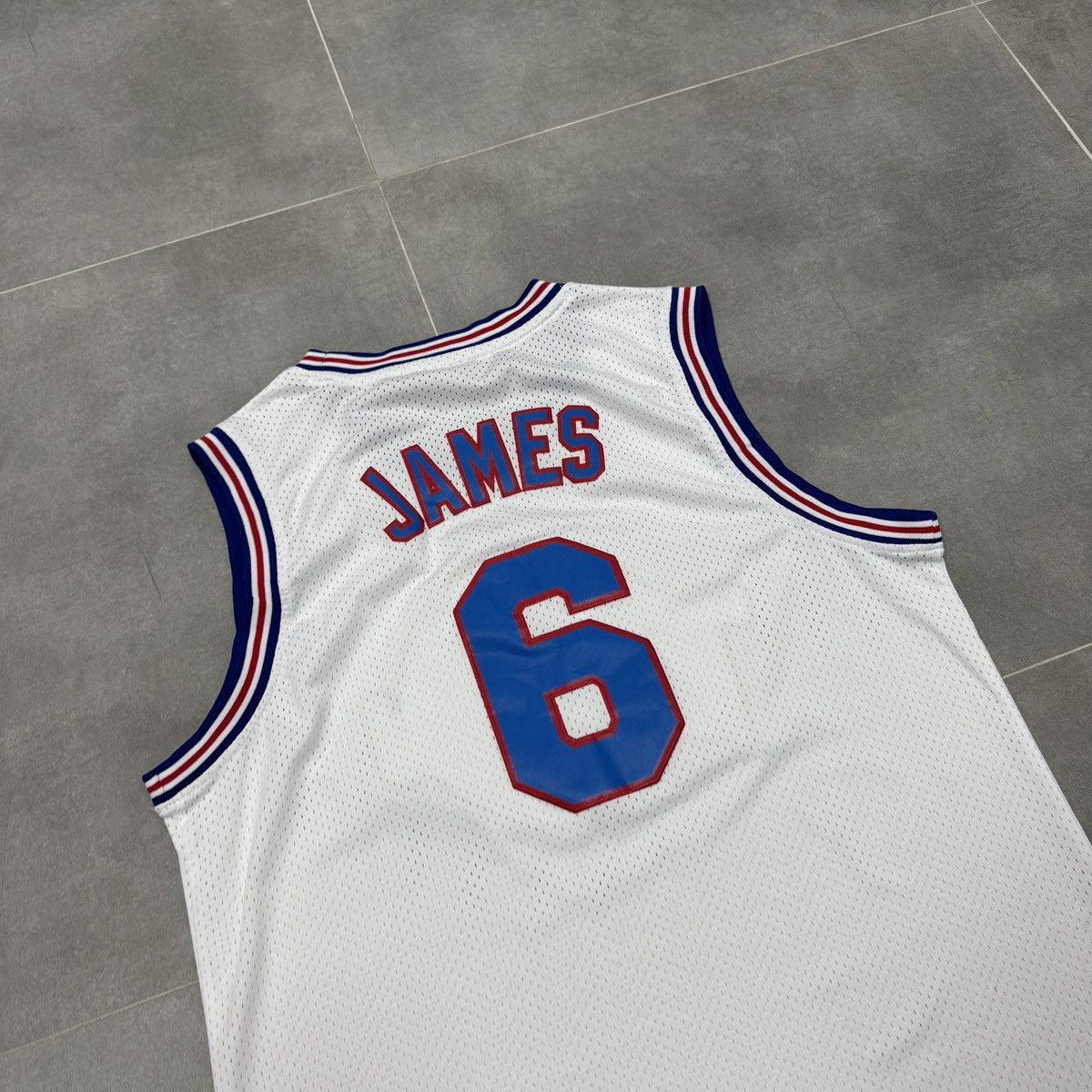 Vintage Vintage Champion Space Jam Tune Squad #6 James 90s Jersey Size US XL / EU 56 / 4 - 10 Thumbnail