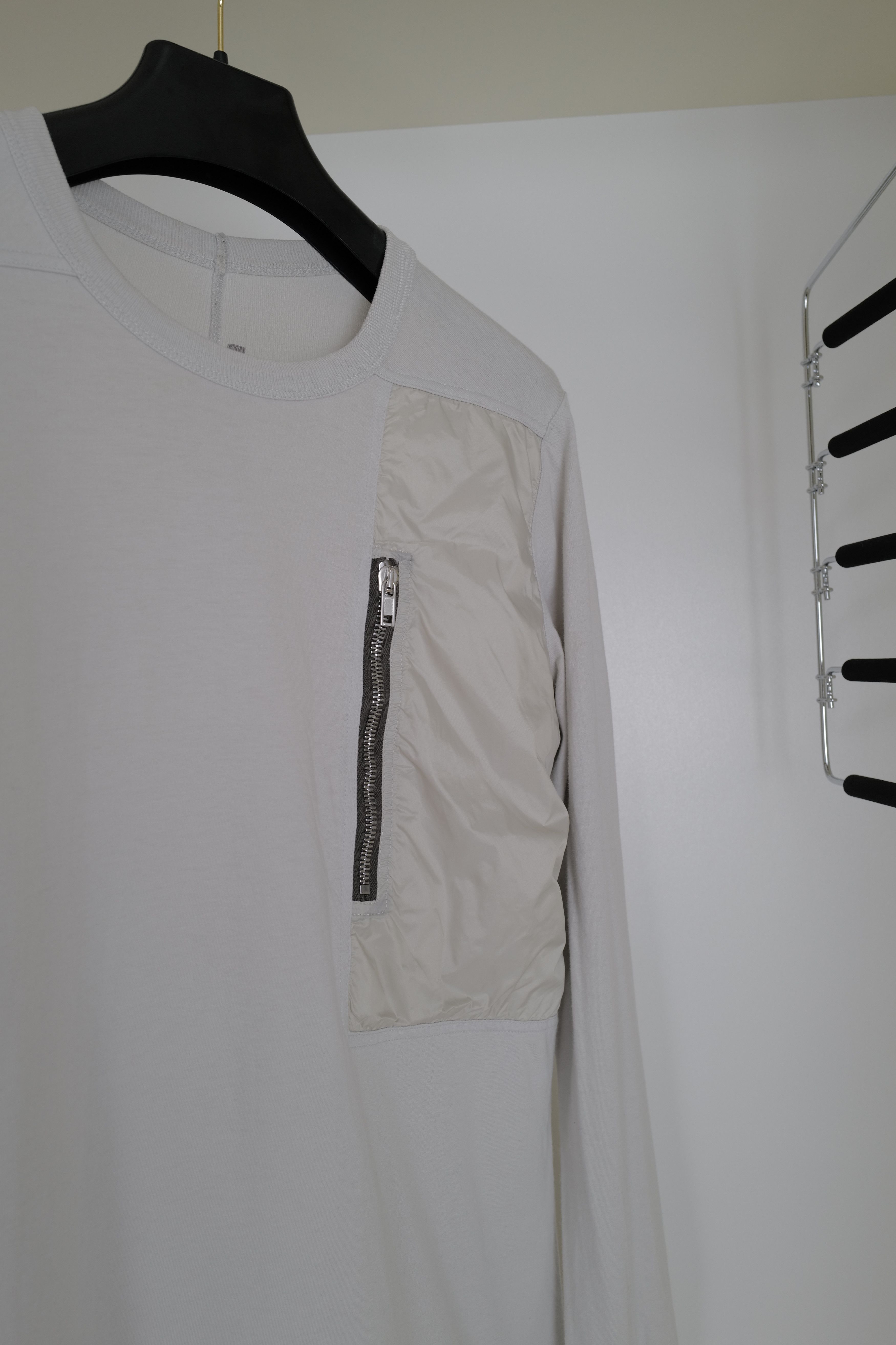 Rick Owens RICK OWENS LONG SLEEVE ZIP POCKET T-SHIRT OYSTER IN OYSTER Size US M / EU 48-50 / 2 - 3 Thumbnail