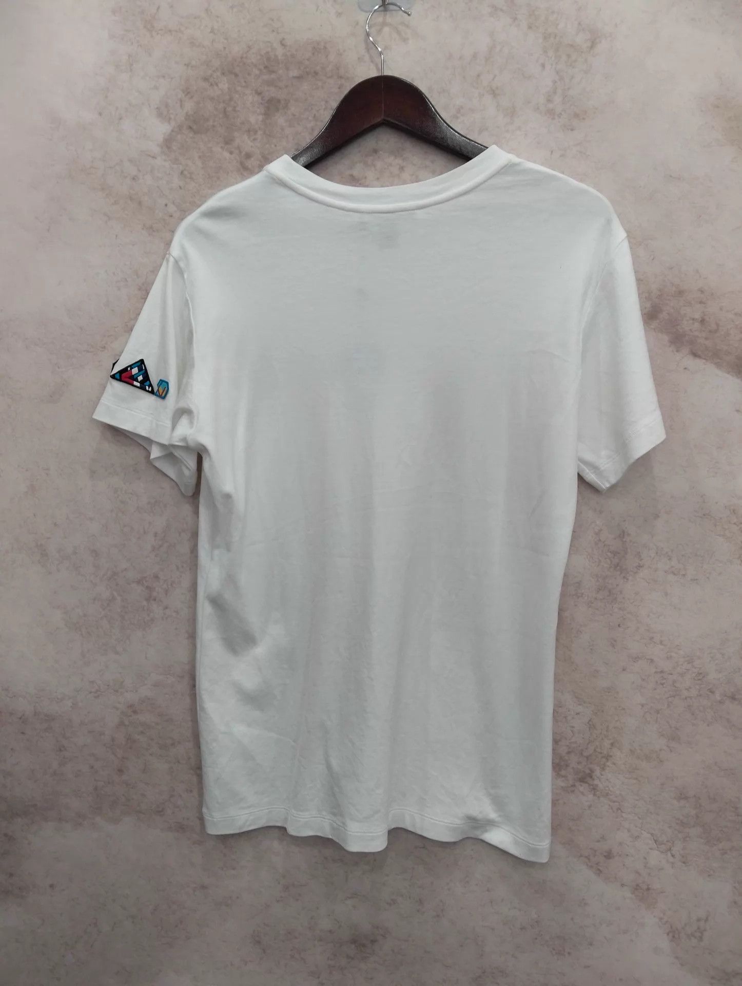 Louis Vuitton LOUIS VUITTON White Badge Embroidered SS T-shirt L 95New Size L / US 10 / IT 46 - 2 Thumbnail