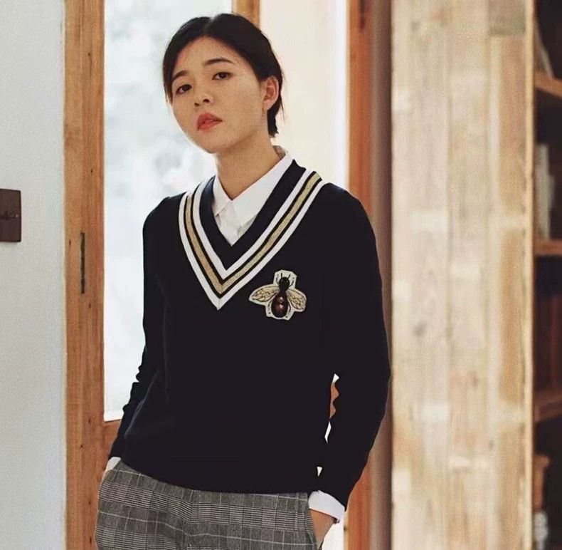 Gucci Gucci Black bee embroidery V-neck wool knitted sweater 2502 Size US S / EU 44-46 / 1 - 9 Thumbnail