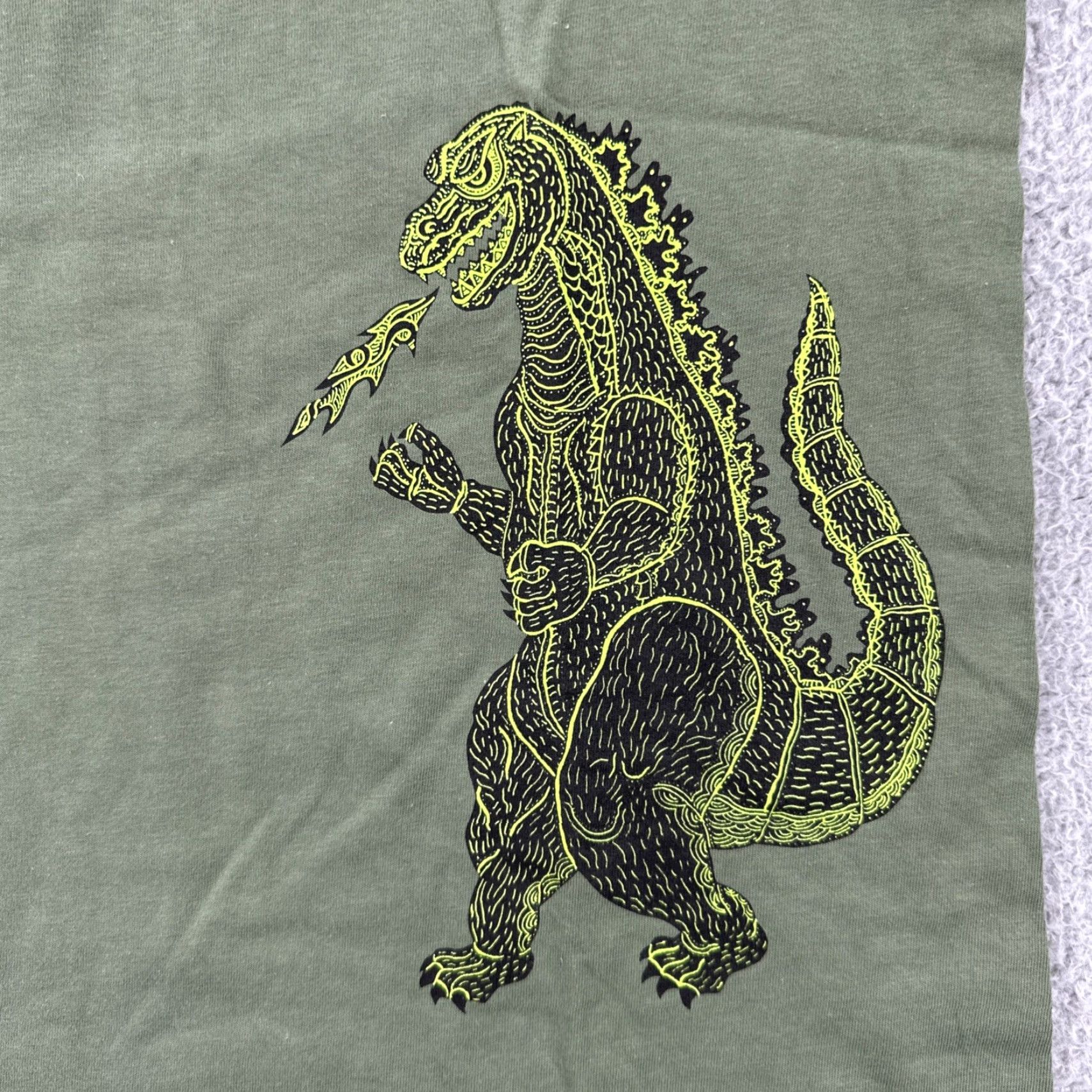 Hanes VINTAGE Hanes Beefy-T Mens L Green Shirt Y2K Art Tee Godzilla King Kong Graphic Size US L / EU 52-54 / 3 - 6 Thumbnail