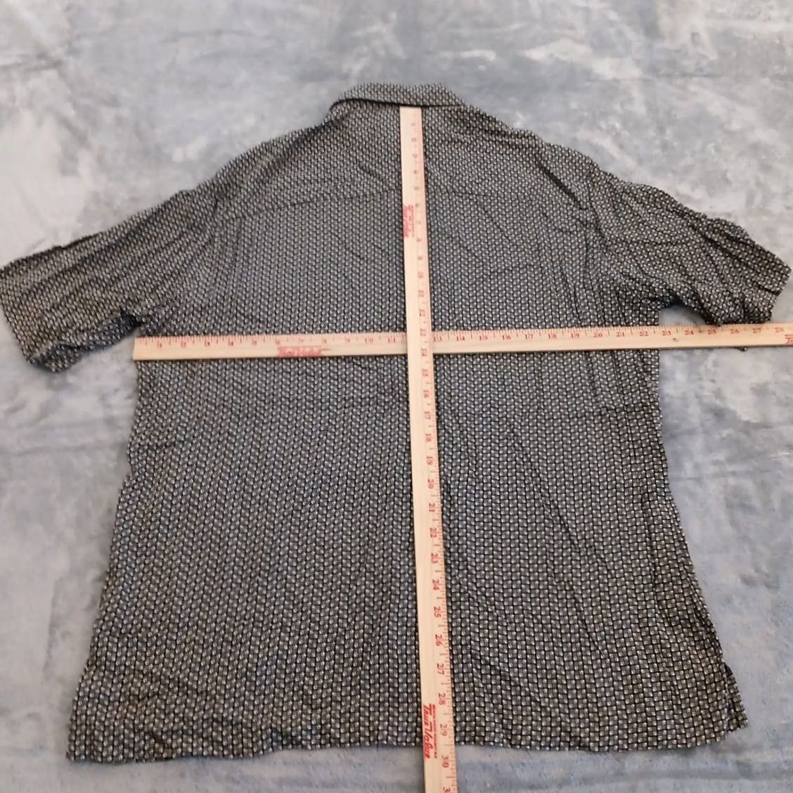 Liz Claiborne Claiborne Concepts Shirt Mens Large Gray Geometric Short Sleeve Button Up Rayon Coral? Size US L / EU 52-54 / 3 - 5 Thumbnail