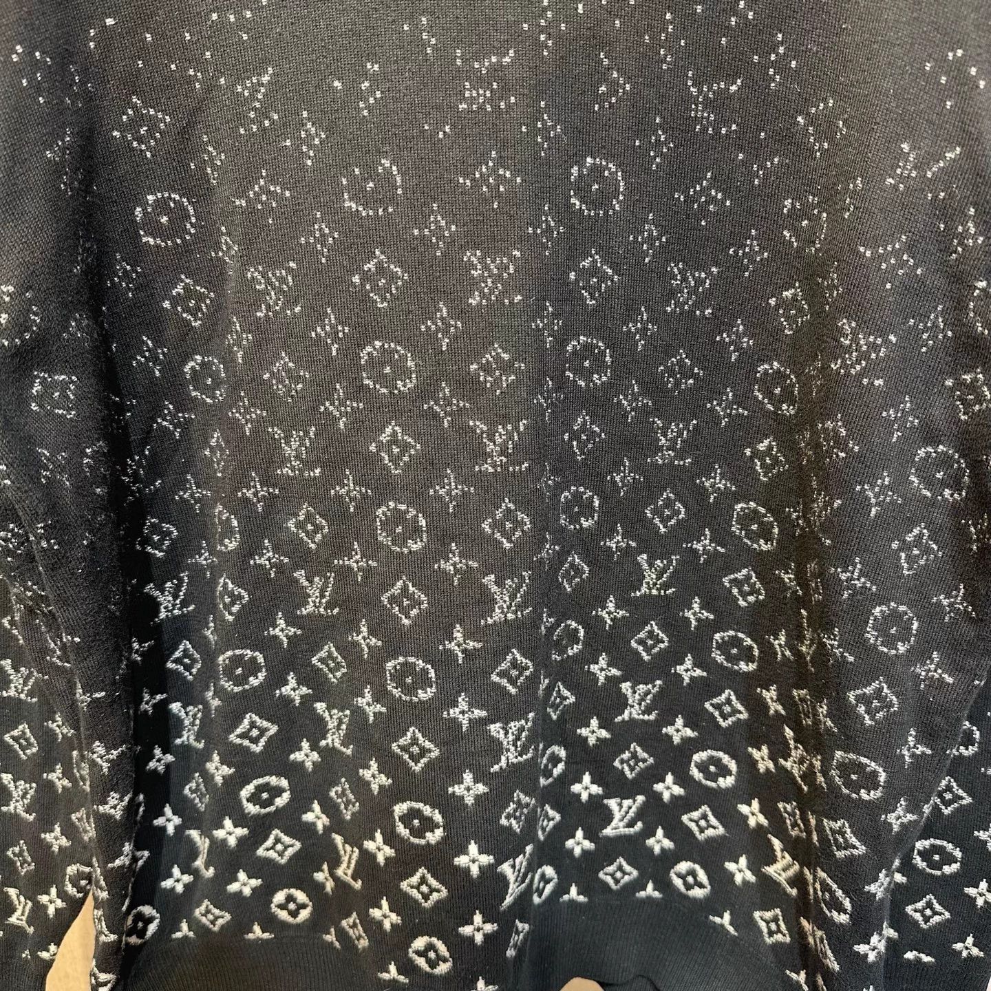 Louis Vuitton LV black gradient all-over monogram knit sweater M Size US M / EU 48-50 / 2 - 3 Thumbnail