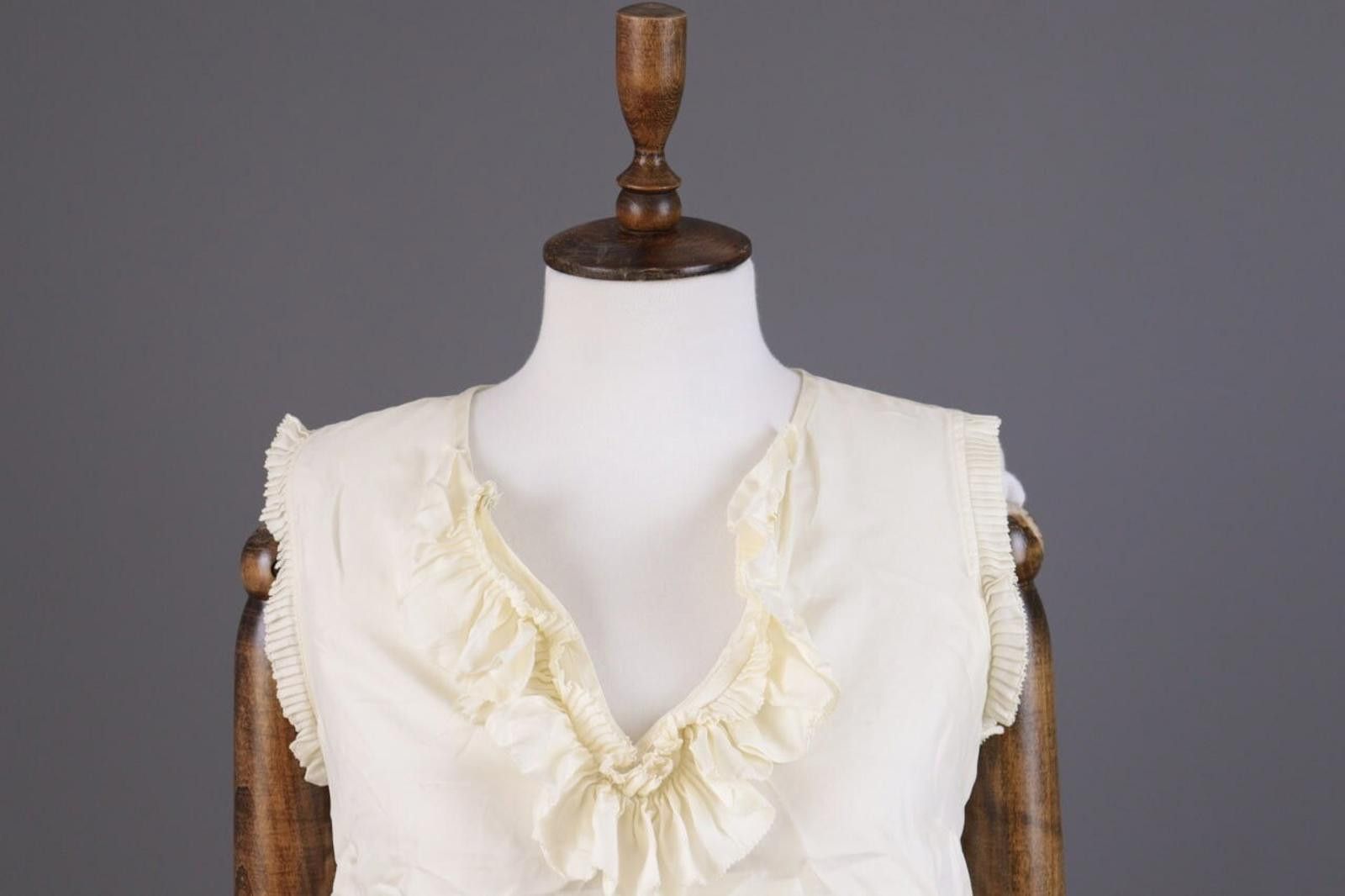 J.Crew J.Crew Beige 100% Silk Sleeveless Jabot Shirt Size 2 / XS Size XS / US 0-2 / IT 36-38 - 2 Thumbnail