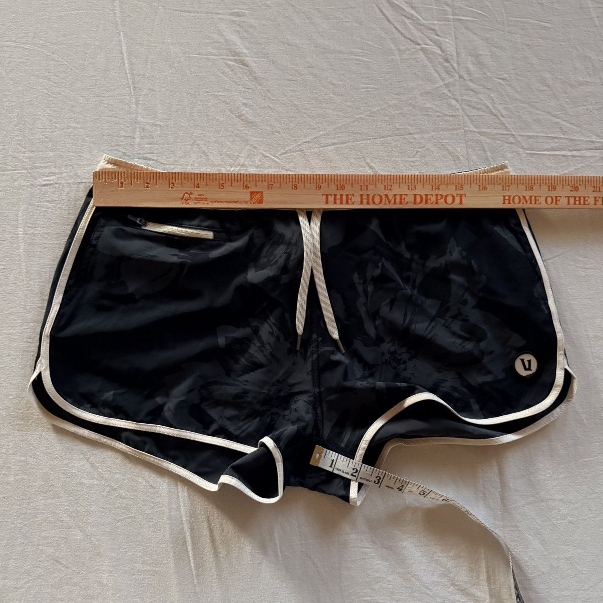 Vuori Vuori Women's Performance Shorts Floral Print XL 2” Inseam Size 34" / US 12 / IT 48 - 8 Thumbnail
