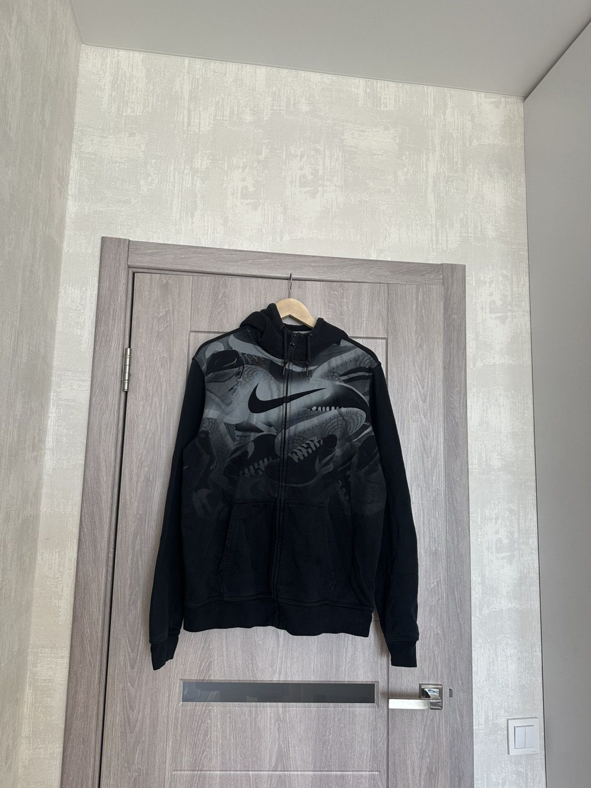 Nike Vintage Nike Shoes Full Print Hoodie Black Size US L / EU 52-54 / 3 - 1 Thumbnail