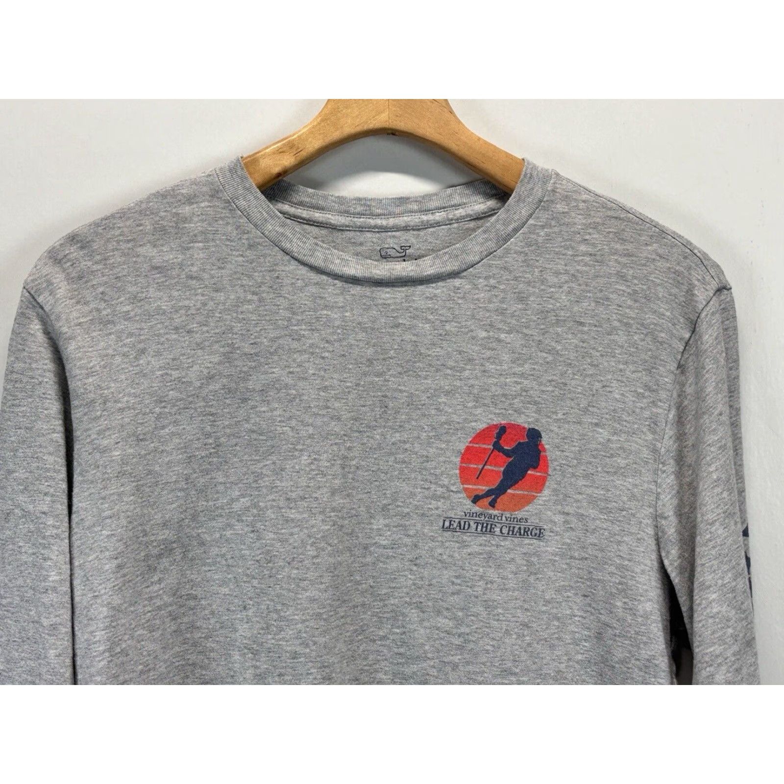 Vineyard Vines Vineyard Vines Graphic Print Long Sleeve T-Shirt Men's Medium Gray Lead The Charge Size US M / EU 48-50 / 2 - 3 Thumbnail