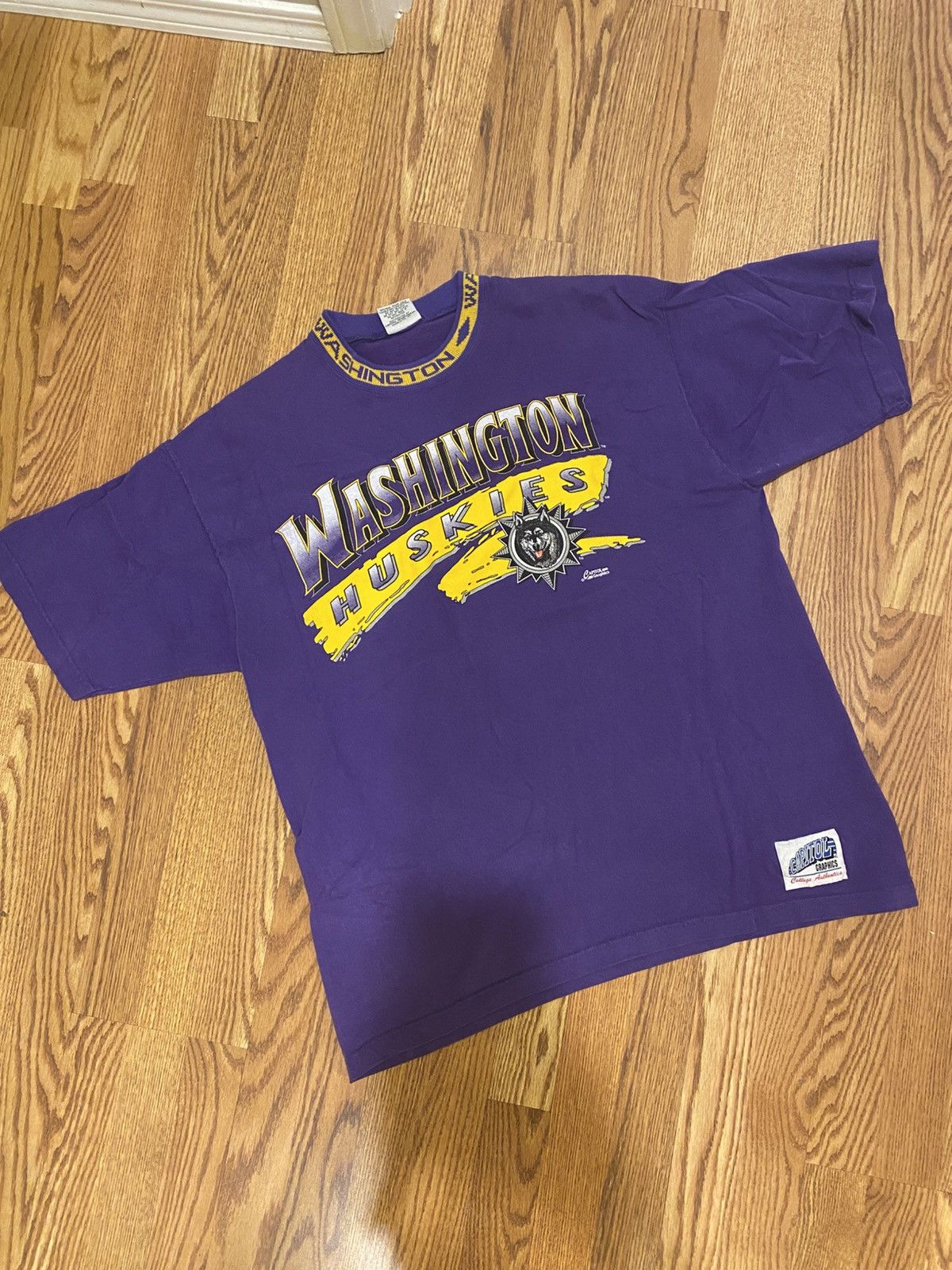 Vintage Vintage UW Washington Huskies T-Shirt Size US XL / EU 56 / 4 - 1 Thumbnail