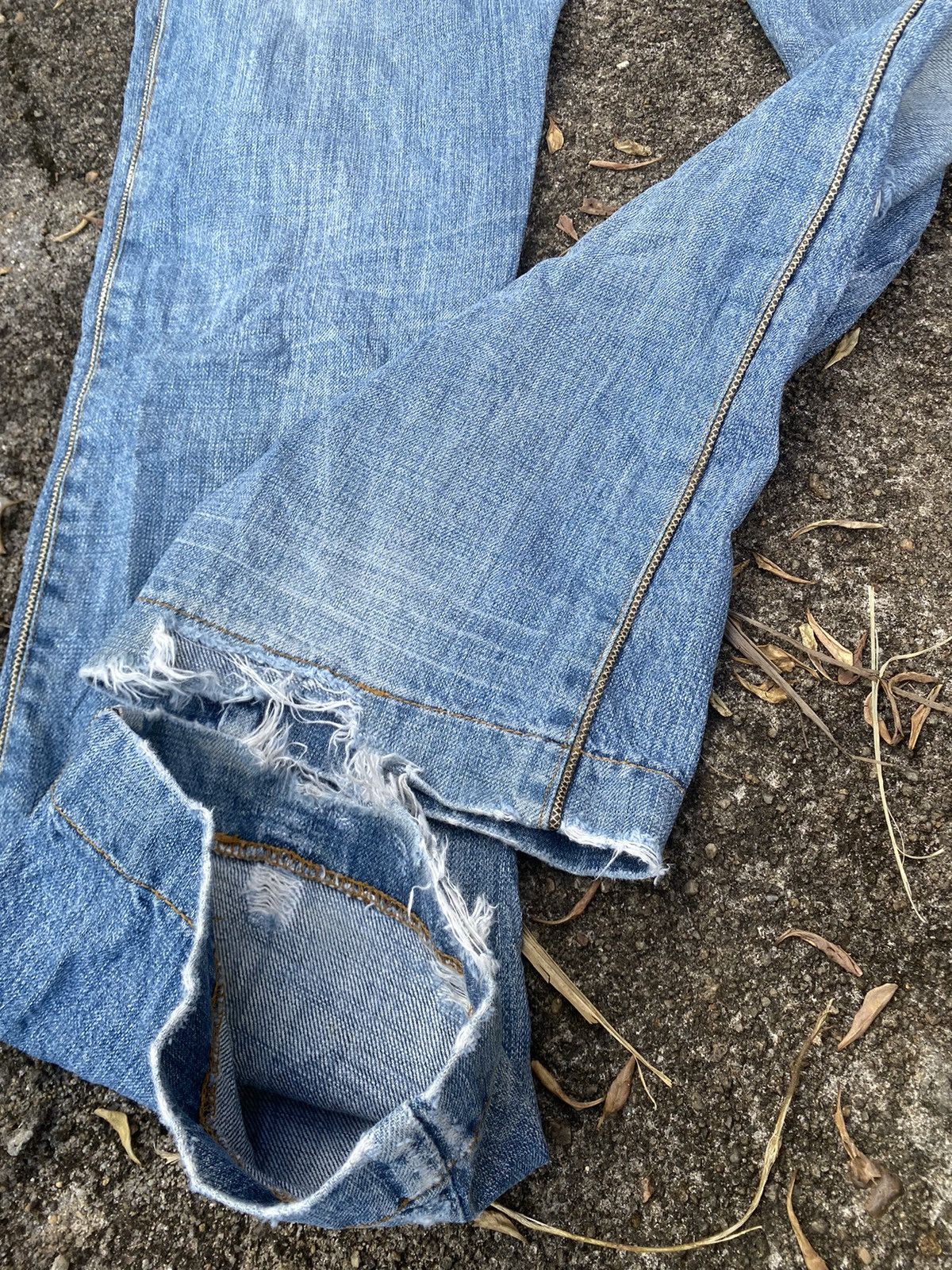 Dolce & Gabbana Dolce & Gabbana distressed light wash denim jeans Size US 32 / EU 48 - 22 Thumbnail