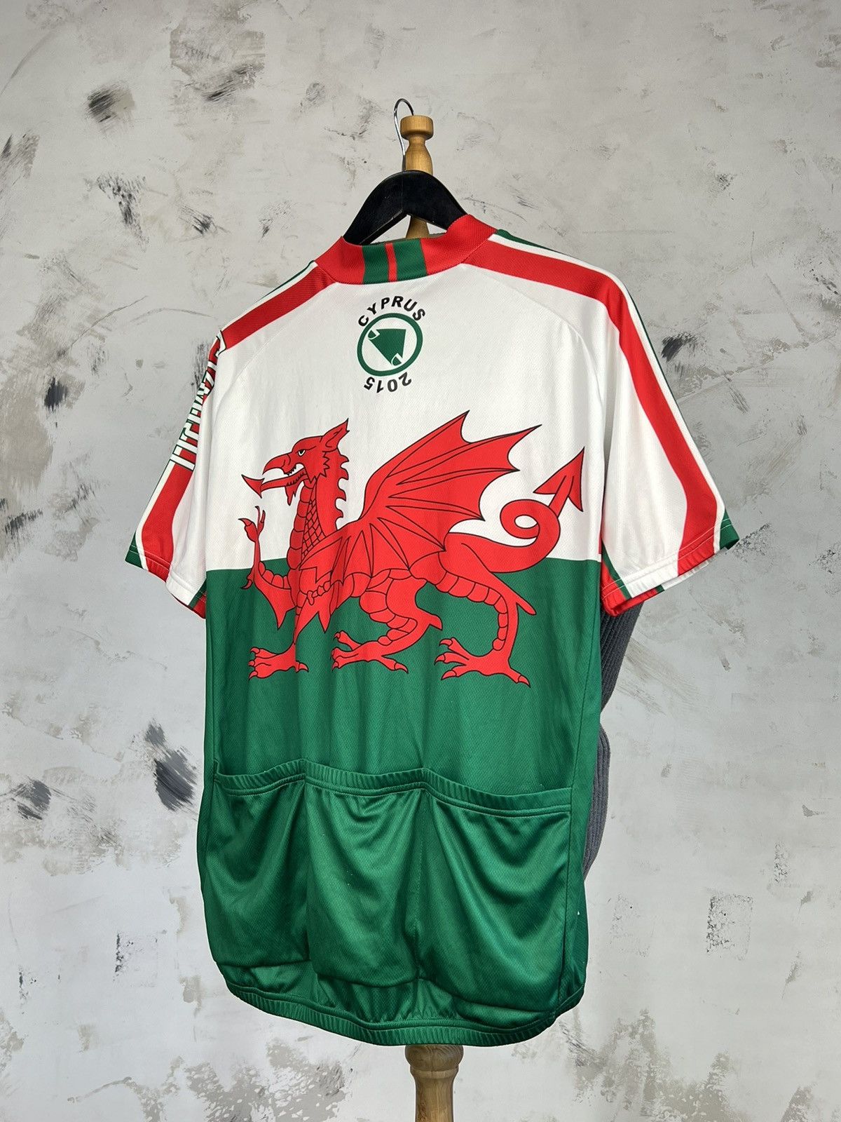 Vintage 2015 Endura Cymru Wales Cycling Jersey Size L Size US L / EU 52-54 / 3 - 5 Thumbnail