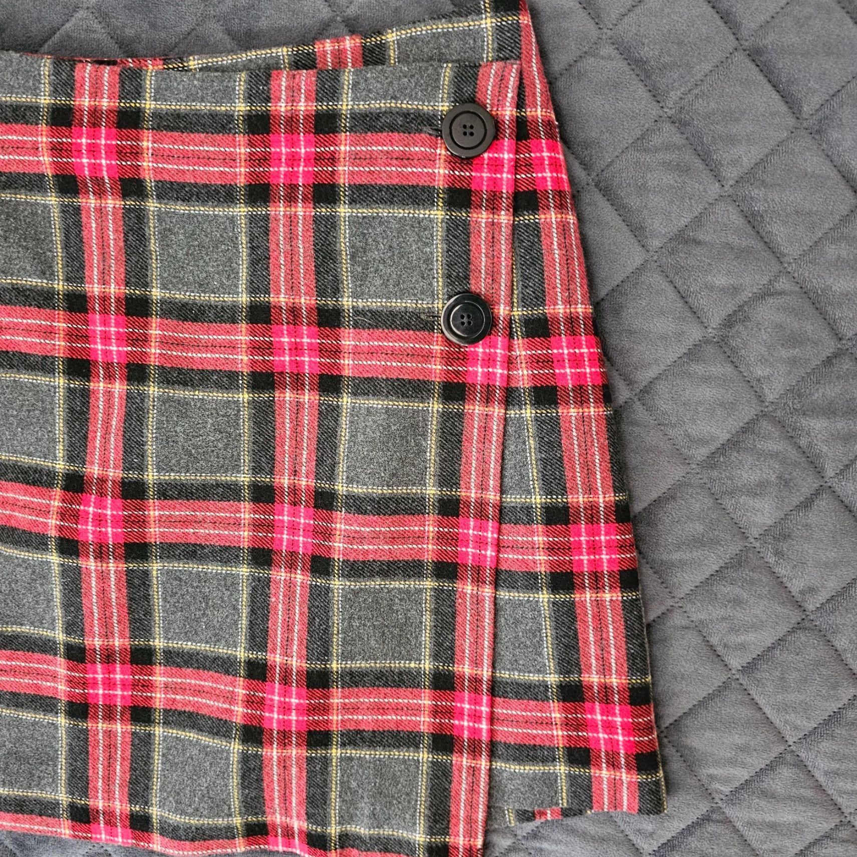 H&M H&M Mini Skirt Red Black Plaid, Women's, Size 4, Short, School Theme, Casual, Regular, Button Accents, Fall/Spring/YR, Womens Size 27" / US 4 / IT 40 - 2 Thumbnail