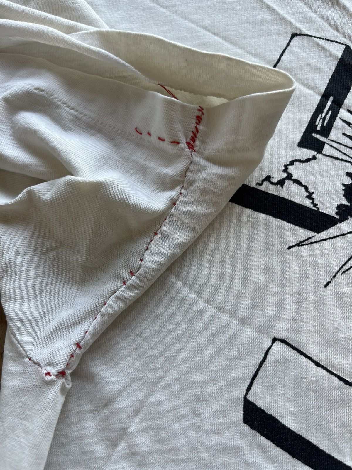 Vintage Vintage Artwork Design Very worn 90’s Tshirt Size US XL / EU 56 / 4 - 9 Thumbnail